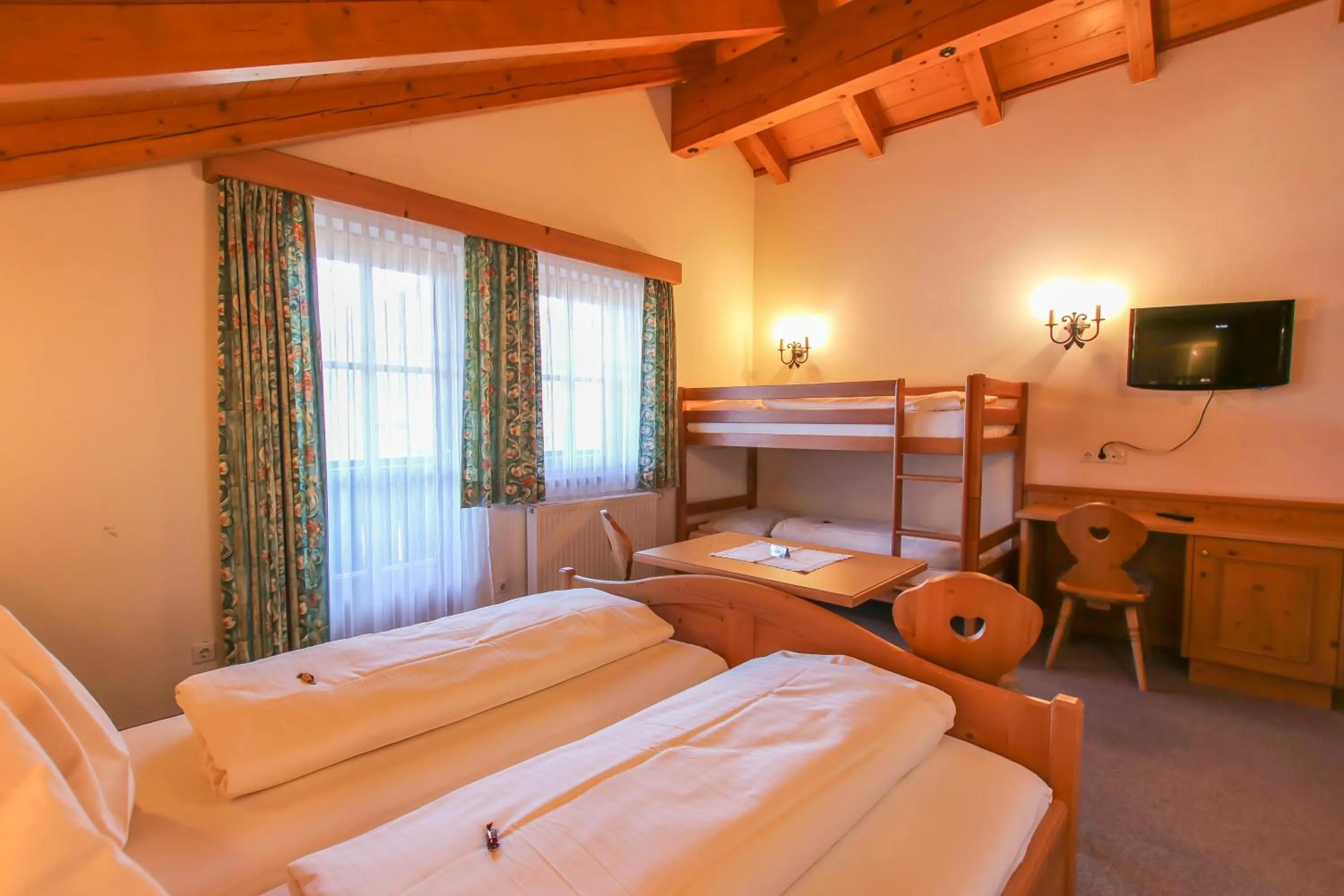 Photo of the whole room, Bed in Hotel - Wirts'haus "Zum Schweizer"