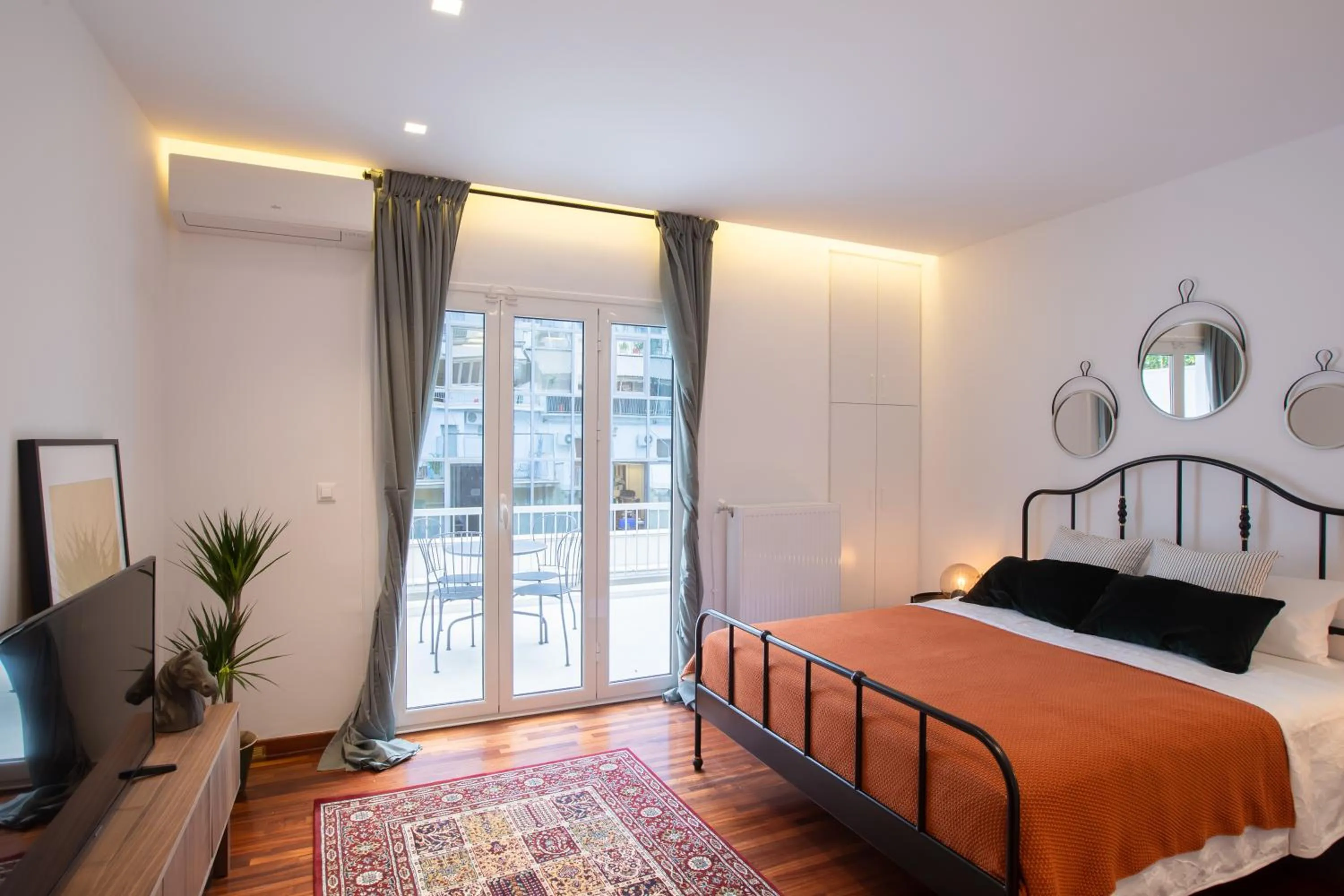 Bed in Phaedrus Living: City Centre Luxury Flat Mavromichali