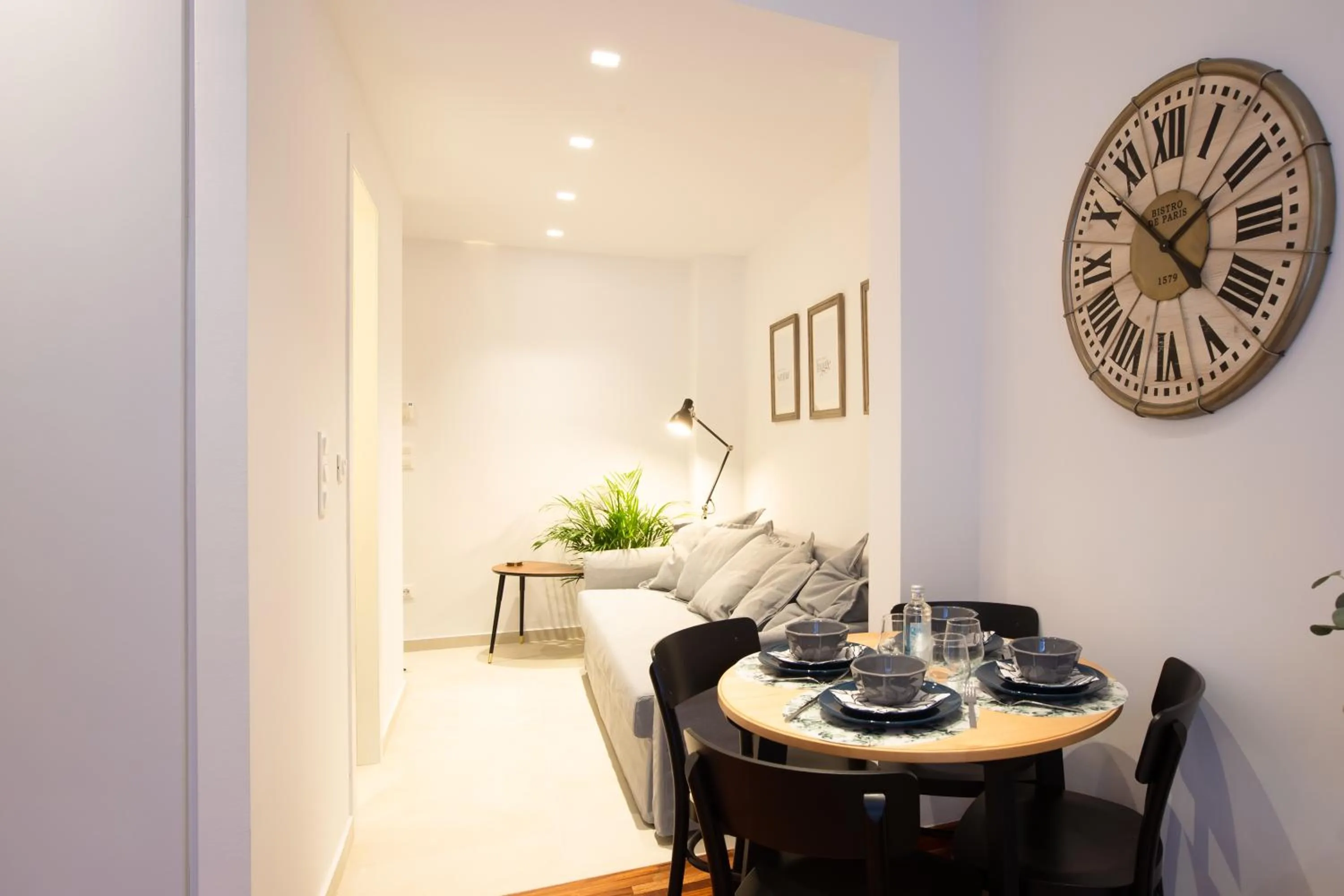 Dining area in Phaedrus Living: City Centre Luxury Flat Mavromichali