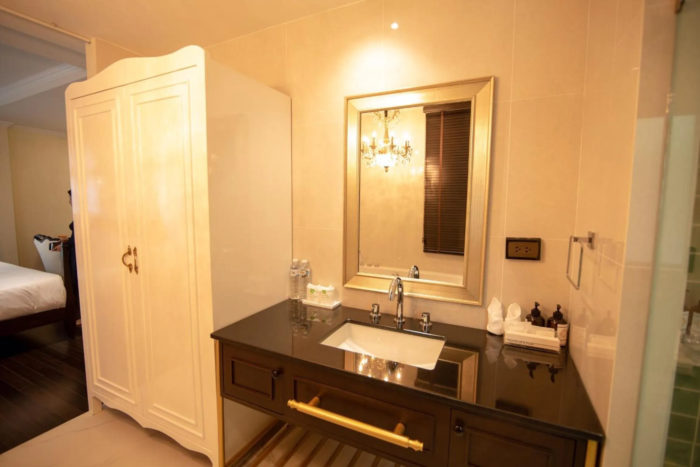 Bathroom, Bed in Nanta Glam CM Hotel & Residences