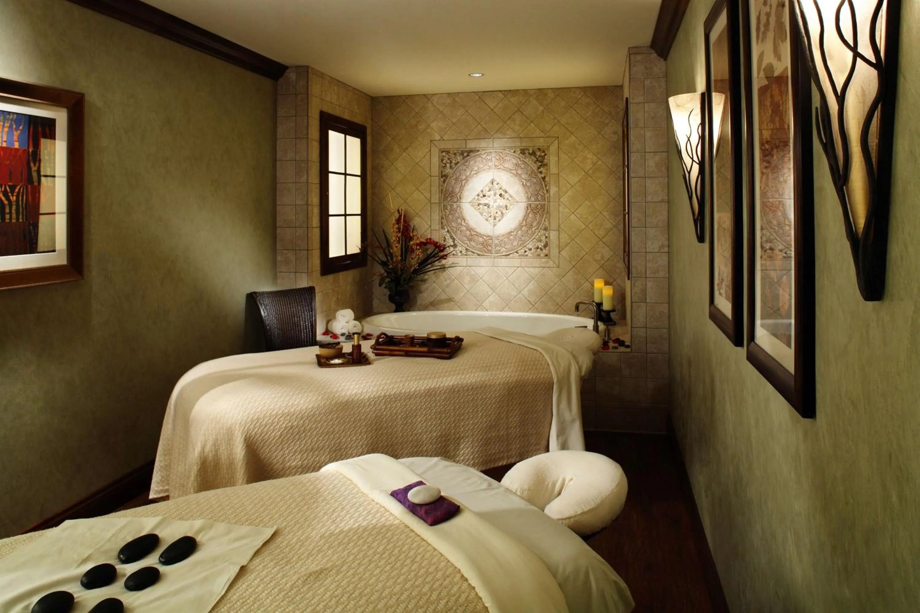 Spa and wellness centre/facilities, Bed in The Inverness Denver, a Hilton Golf & Spa Resort