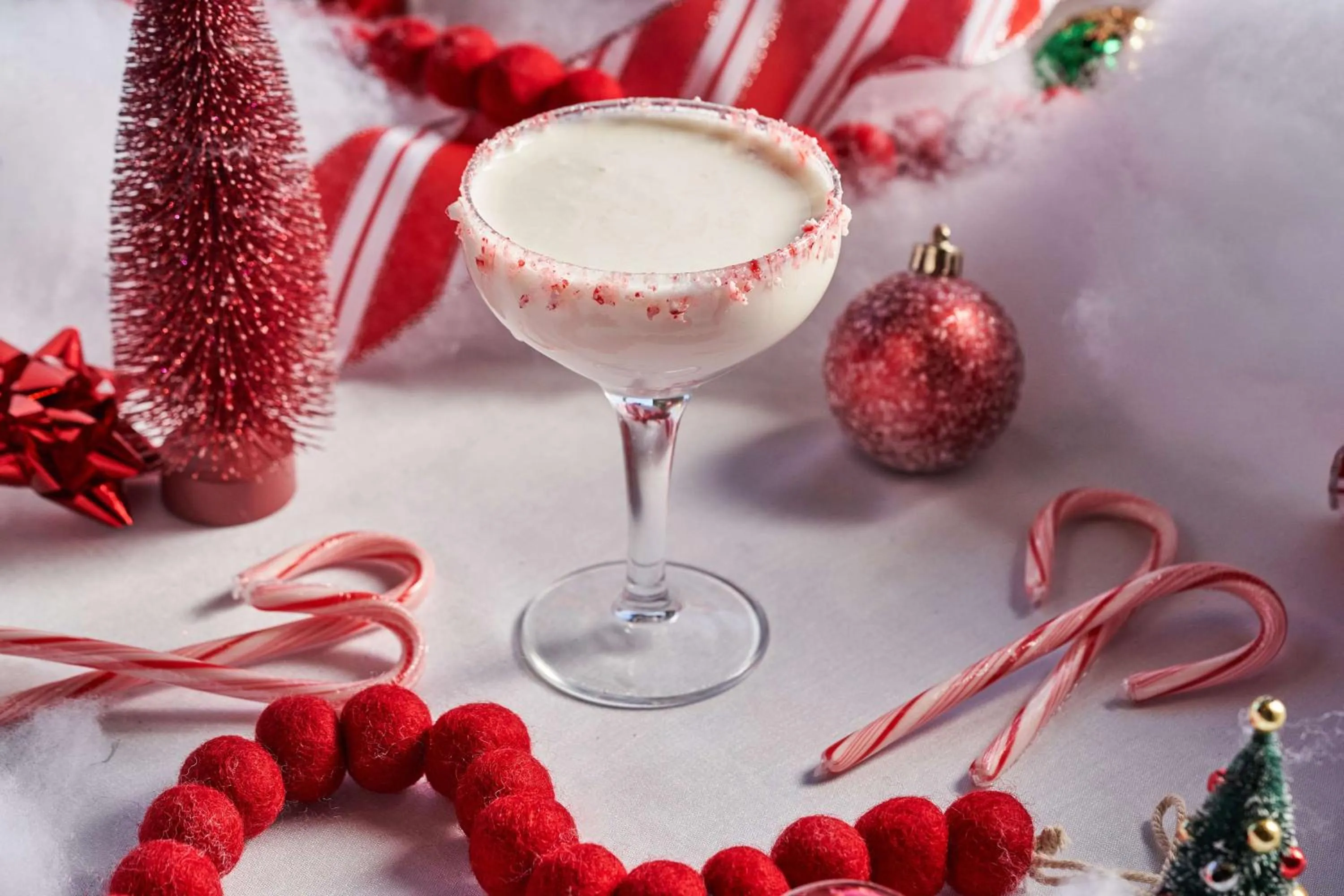 Lounge or bar in The Inverness Denver, a Hilton Golf & Spa Resort