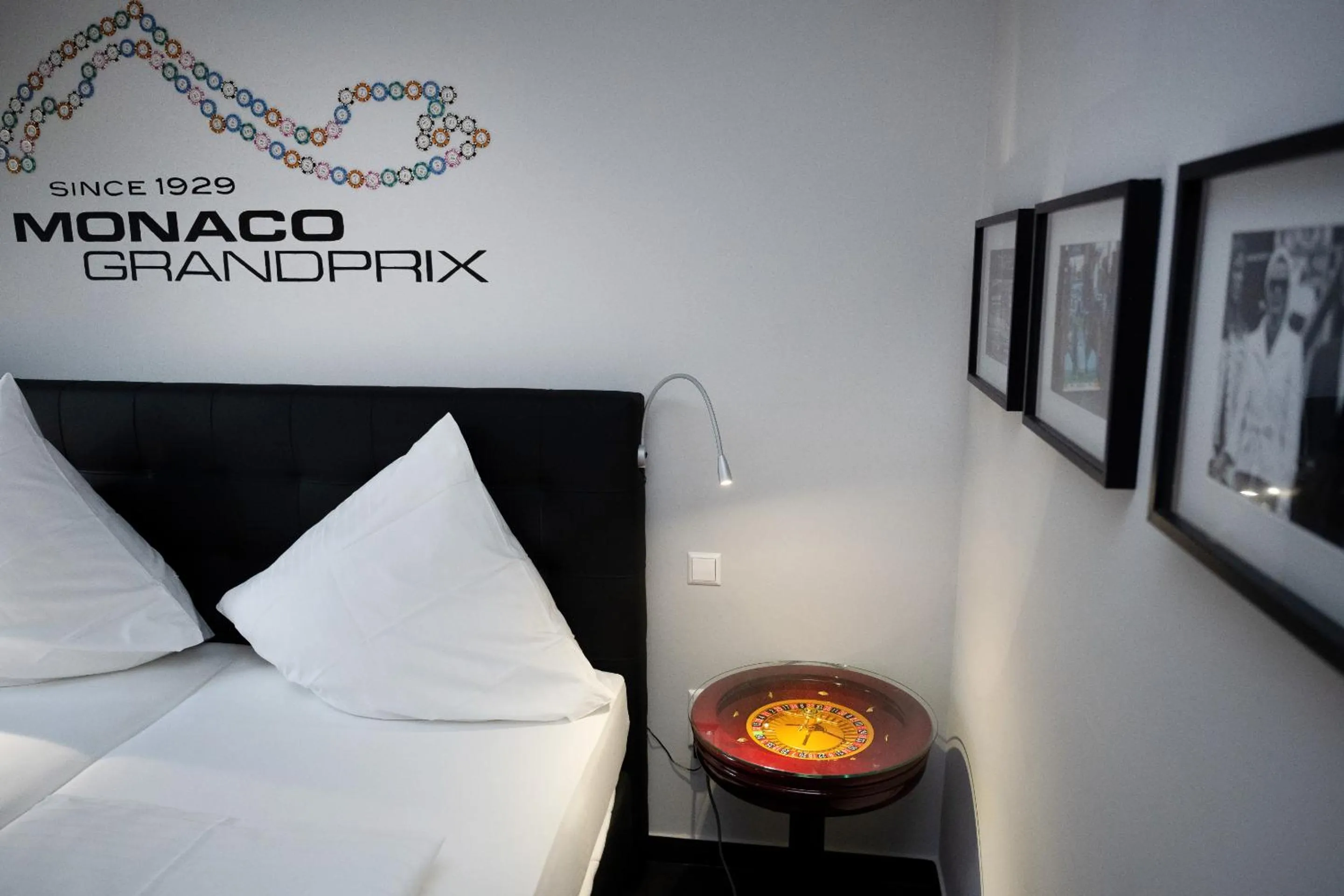 Bedroom, Bed in Motorworld Inn