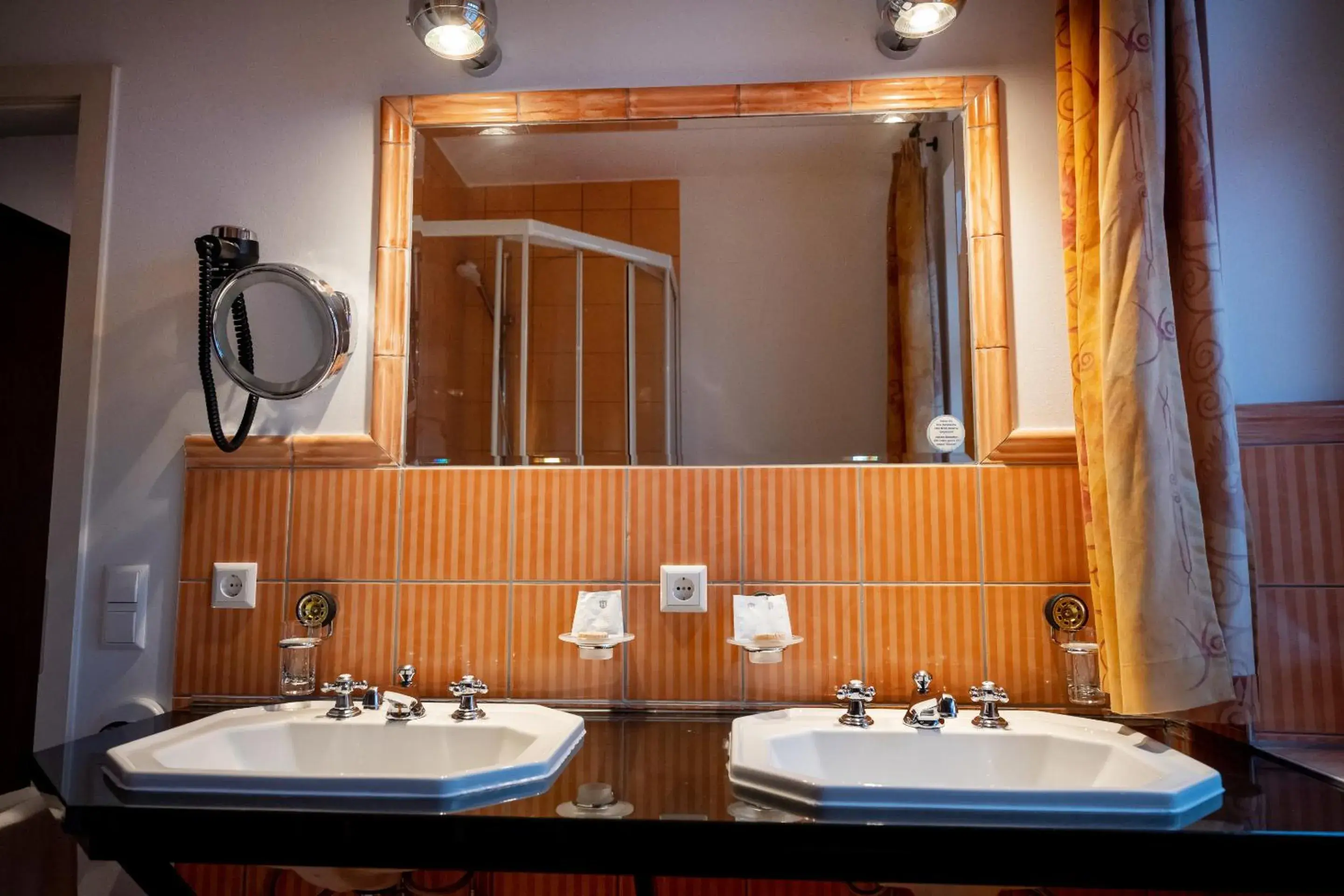 Twin Room with Private Bathroom - single occupancy in Motorworld Inn Twin Room with Private Bathroom - single occupancy in Motorworld Inn