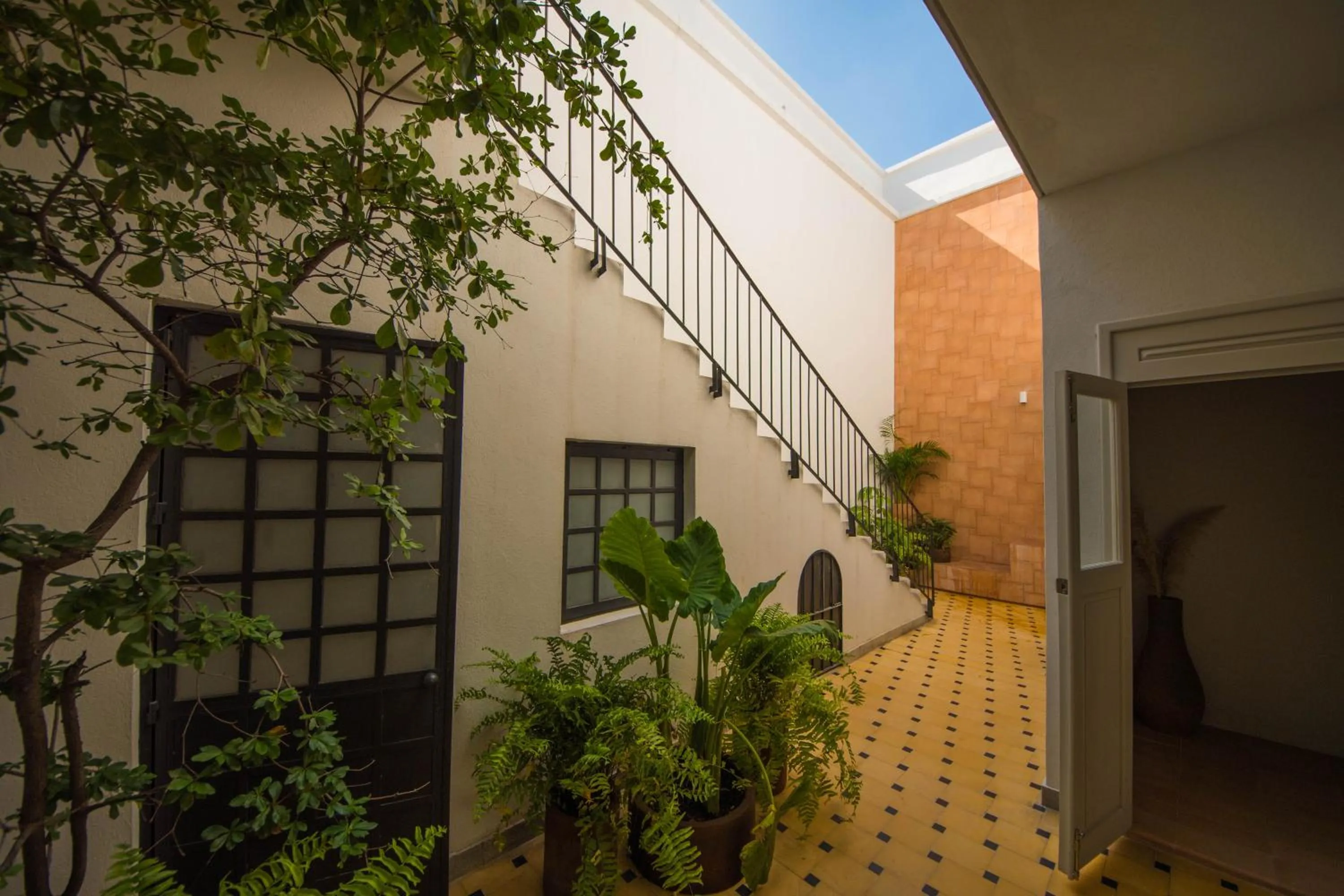 Patio in Casa Montore by Barrio Mexico