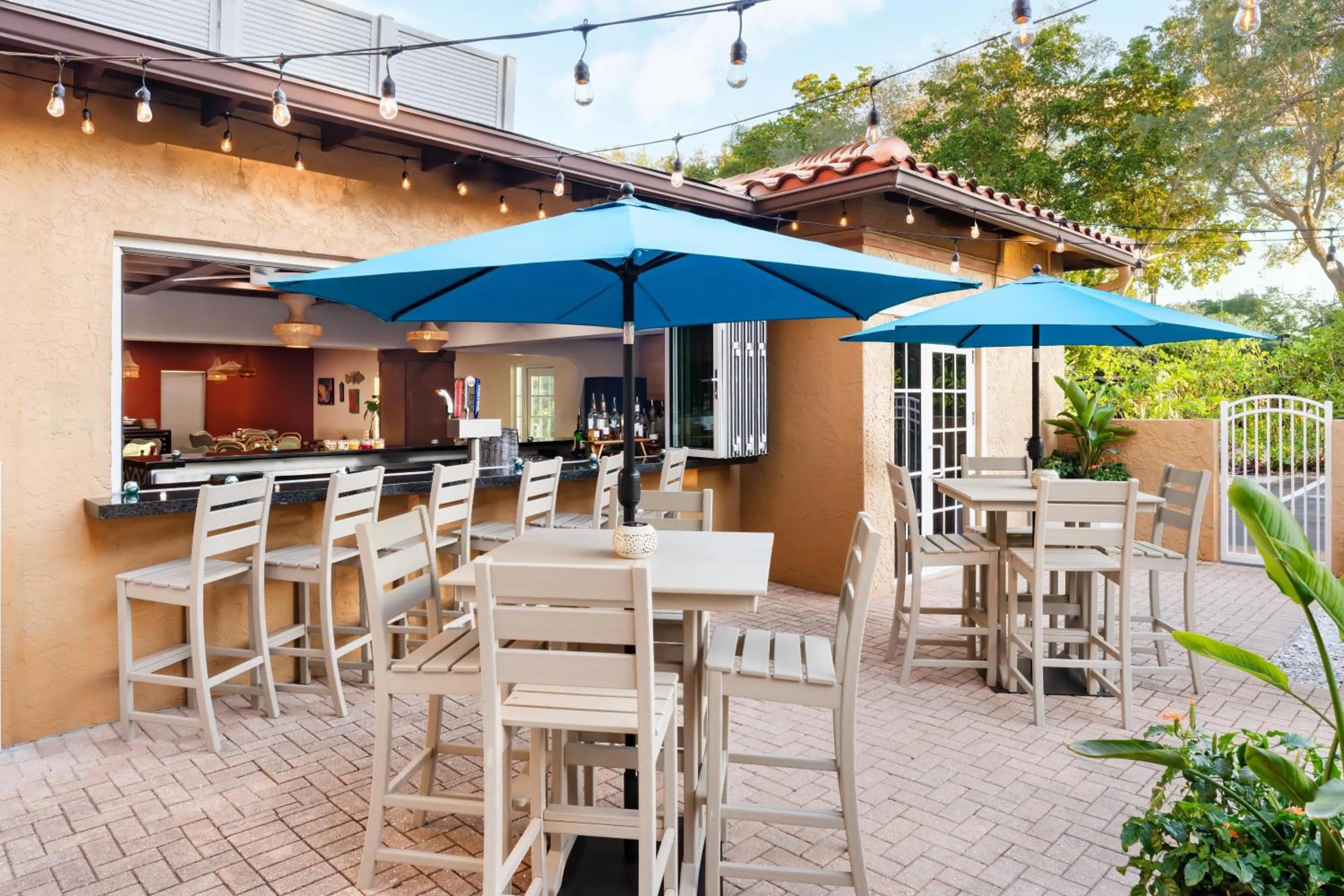 Lounge or bar in Inn of Naples, Tapestry Collection by Hilton