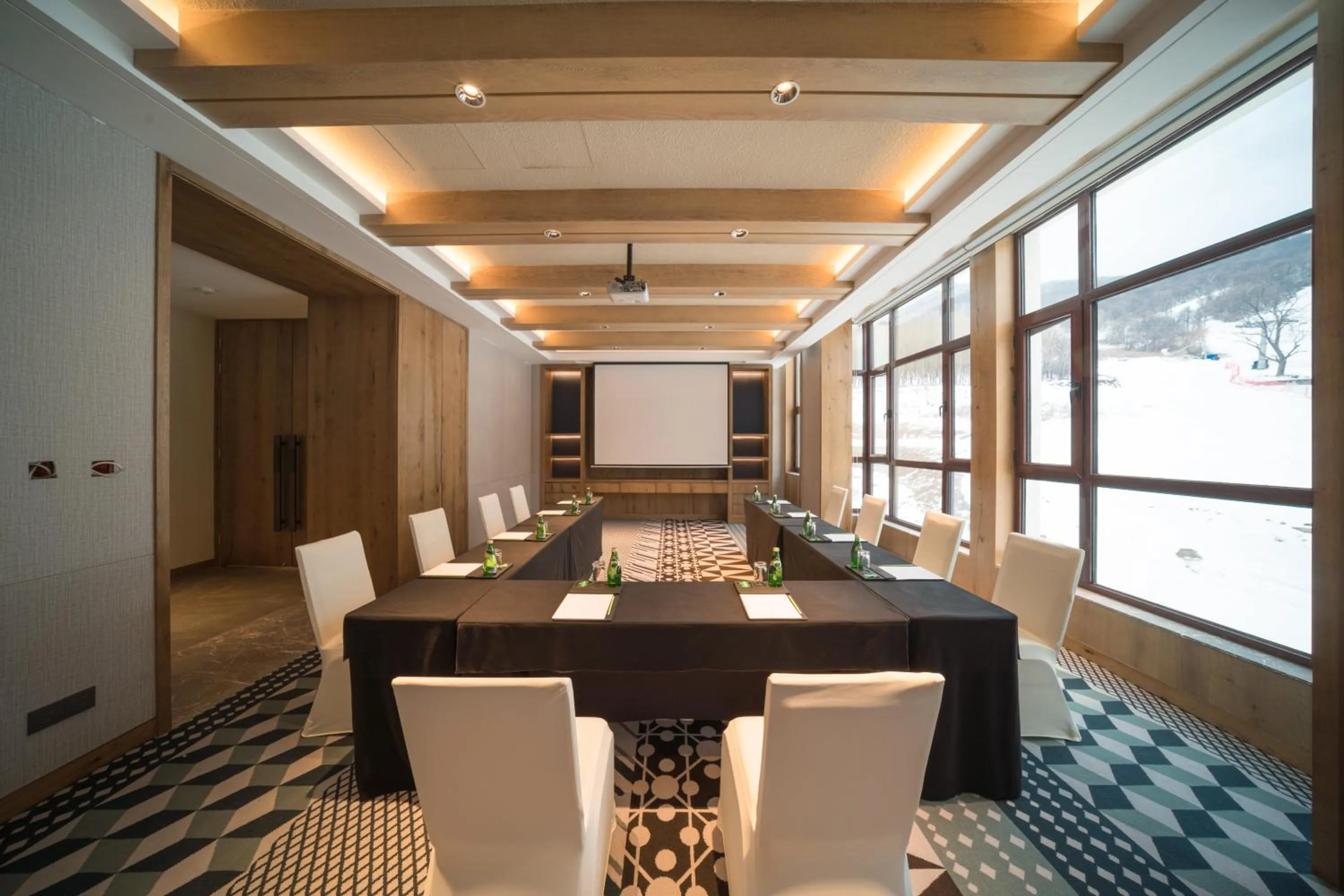 Meeting/conference room in Holiday Inn Jilin Beidahu by IHG