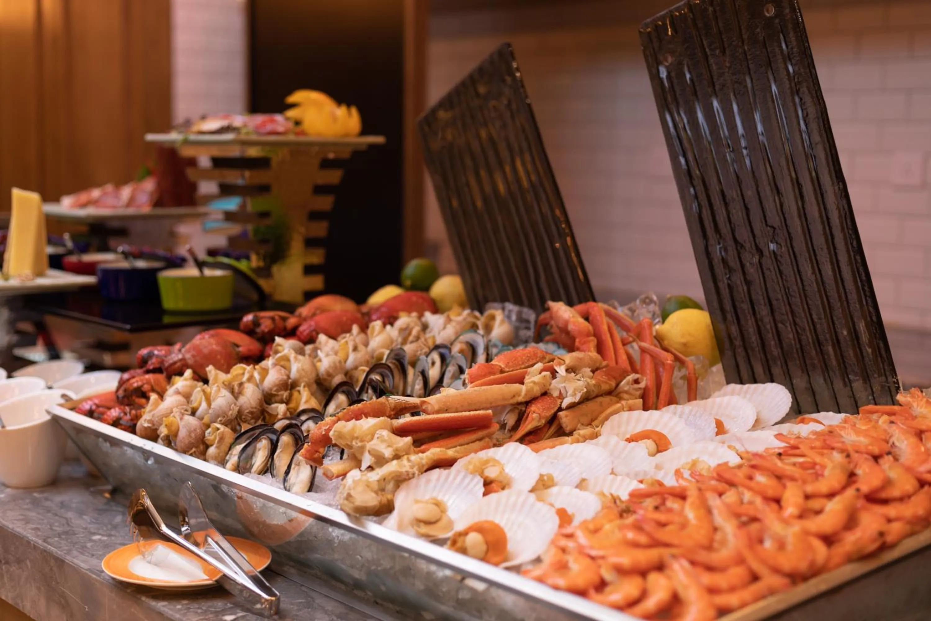 Food and drinks in Holiday Inn Jilin Beidahu by IHG