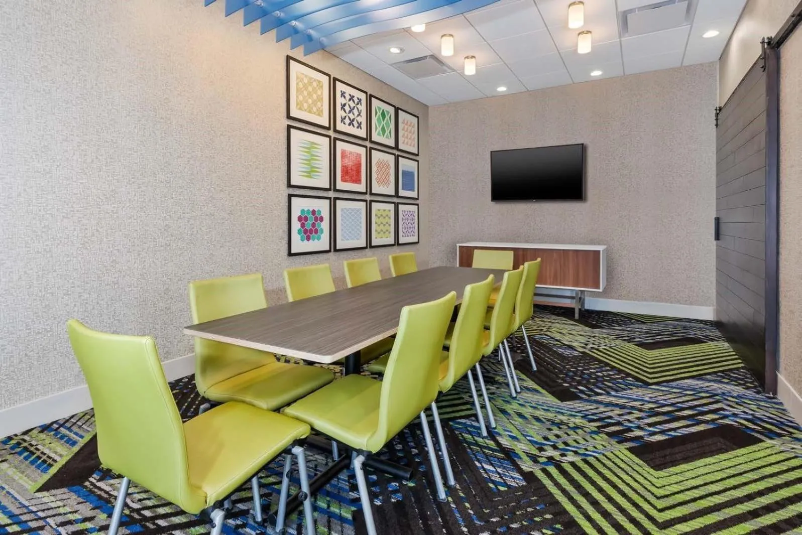 Holiday Inn Express & Suites - Grand Rapids Airport - South by IHG