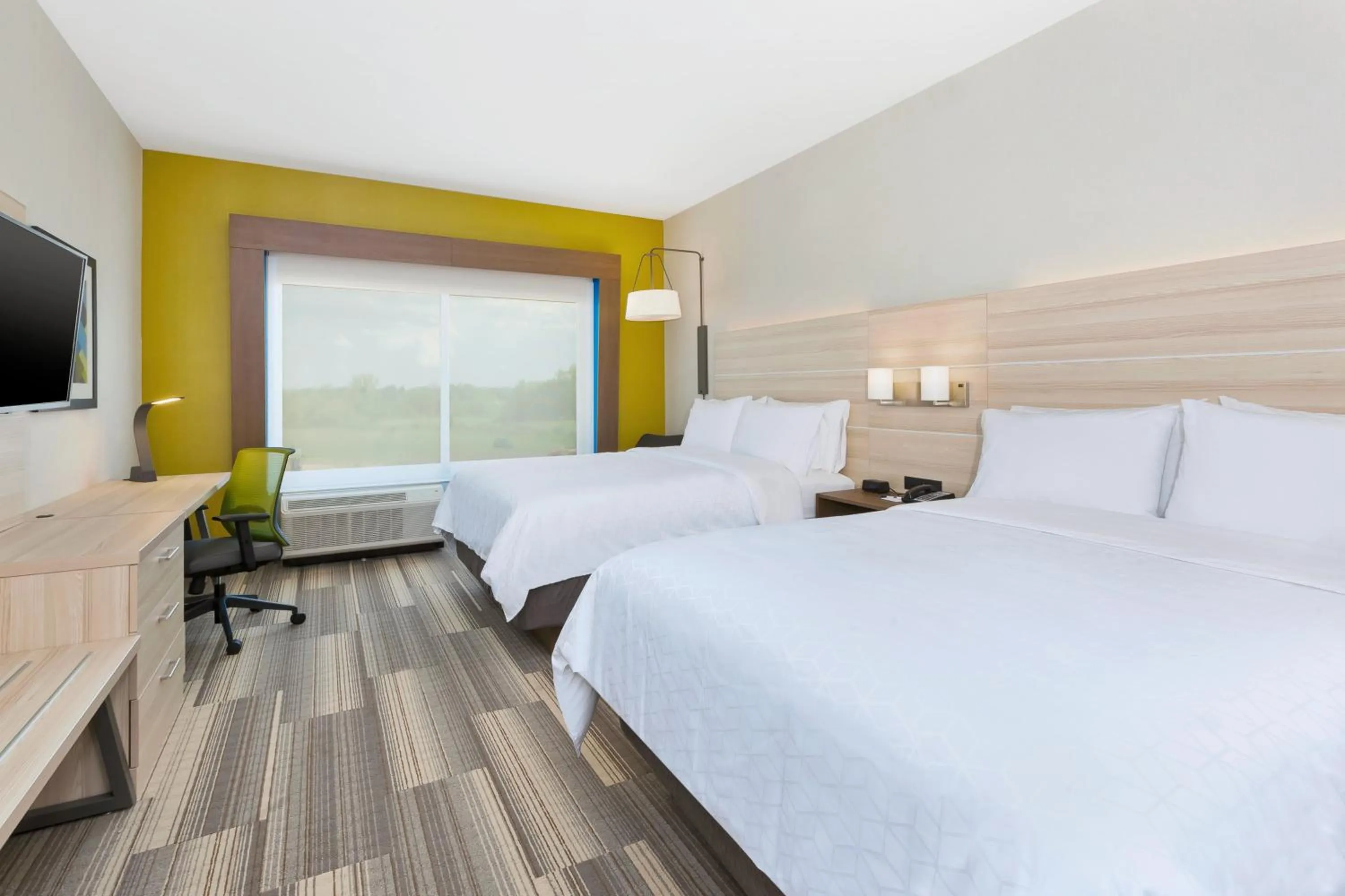 Photo of the whole room, Bed in Holiday Inn Express & Suites - Grand Rapids Airport - South by IHG