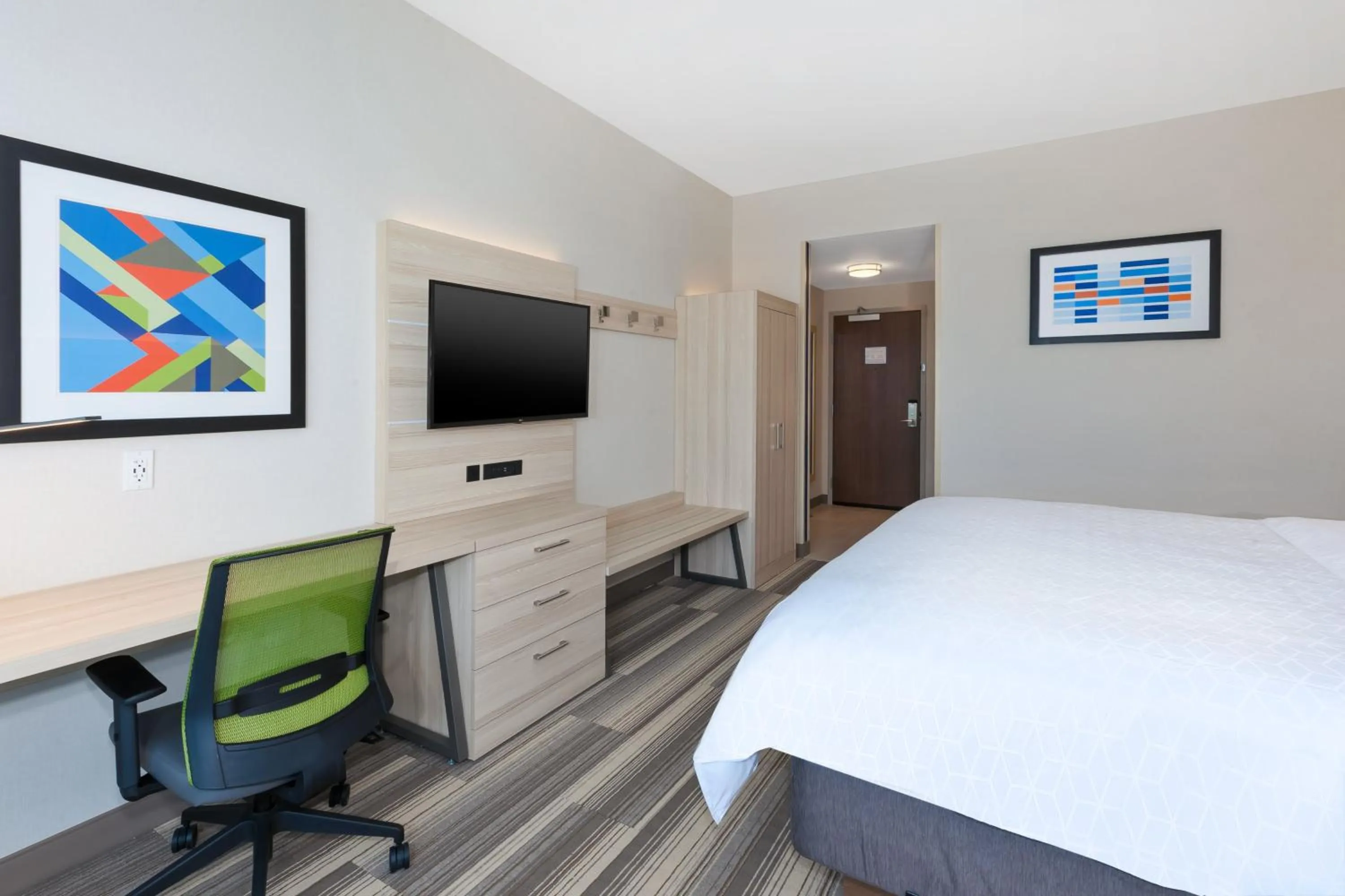 Photo of the whole room, Bed in Holiday Inn Express & Suites - Grand Rapids Airport - South by IHG