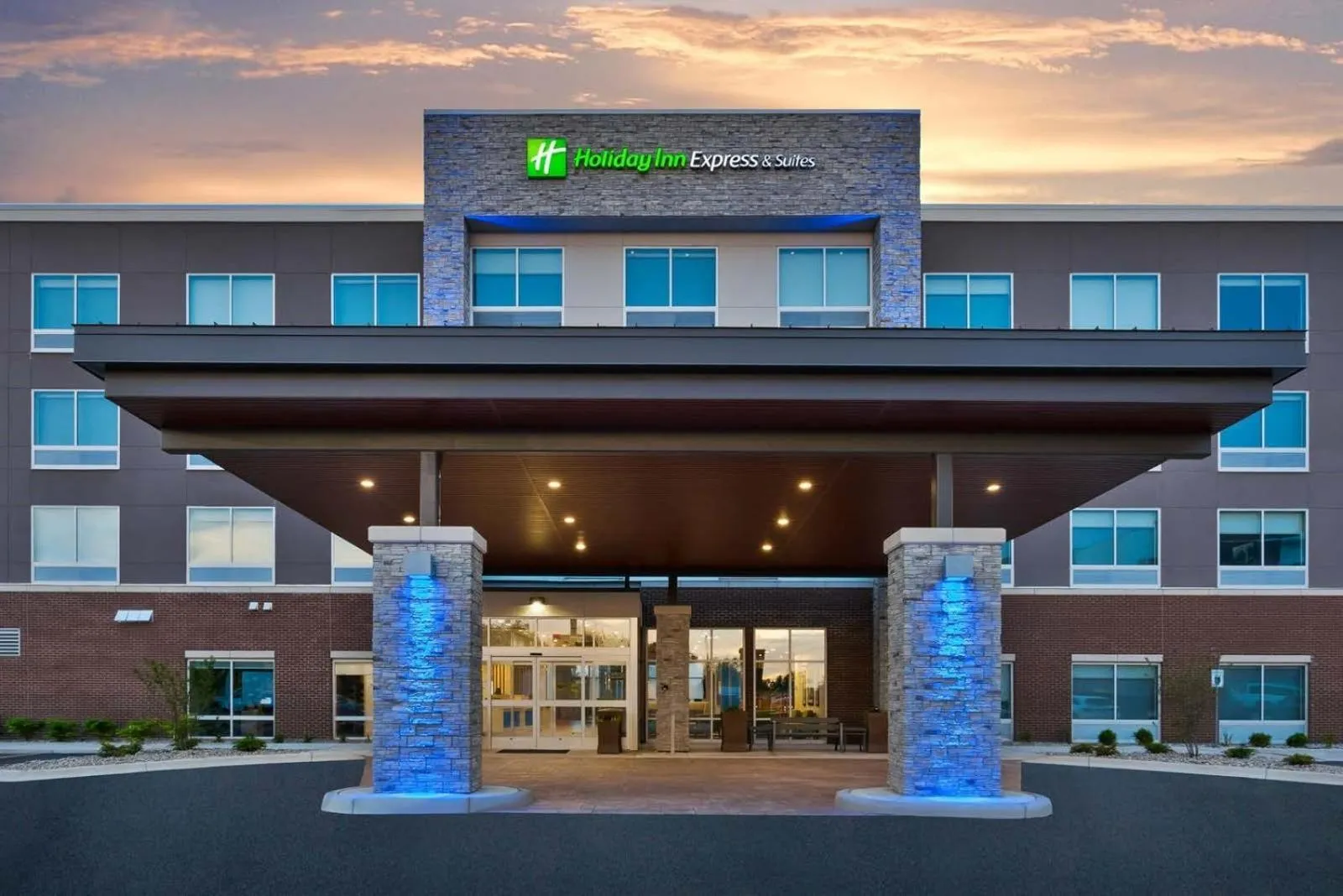 Facade/entrance in Holiday Inn Express & Suites - Grand Rapids Airport - South by IHG