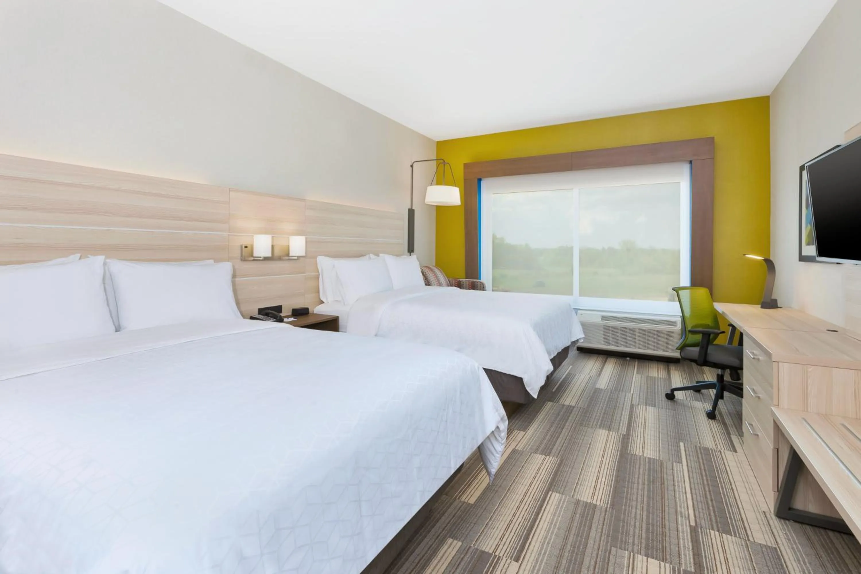 Photo of the whole room, Bed in Holiday Inn Express & Suites - Grand Rapids Airport - South by IHG