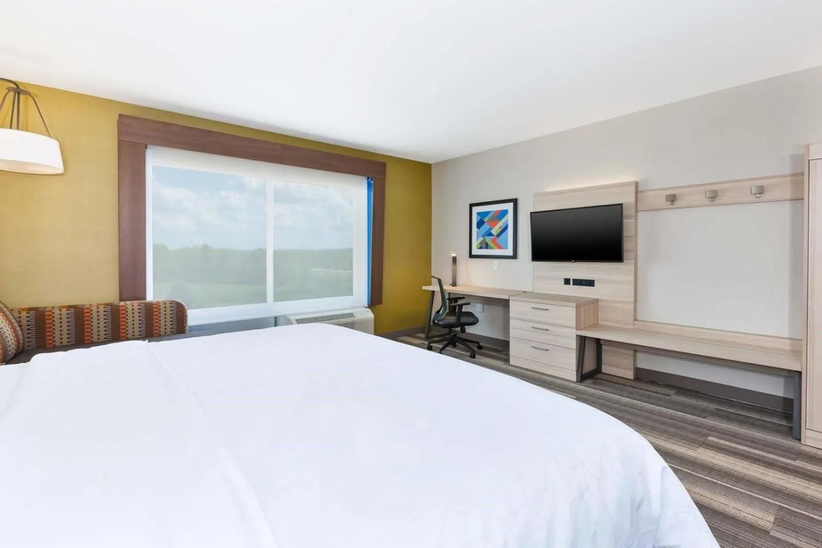 Bed in Holiday Inn Express & Suites - Grand Rapids Airport - South by IHG