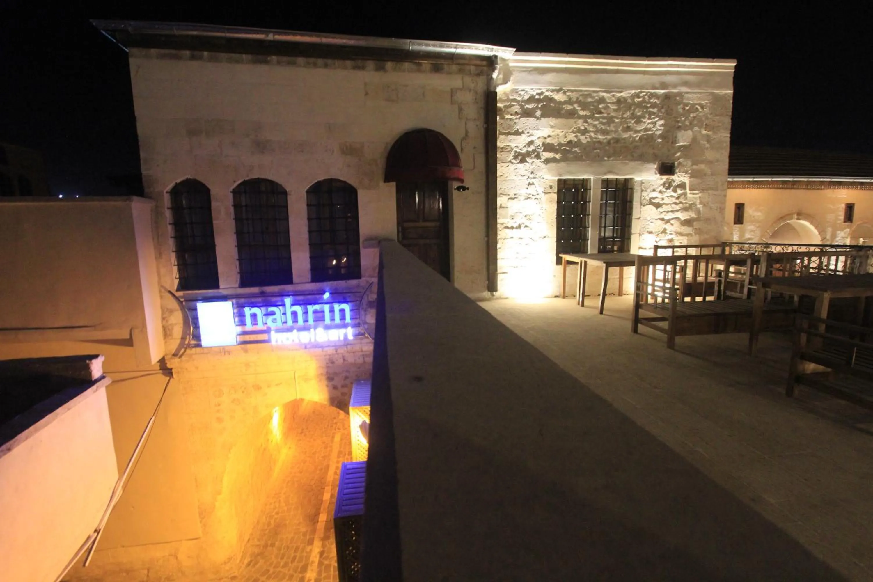 nahrin hote & art
