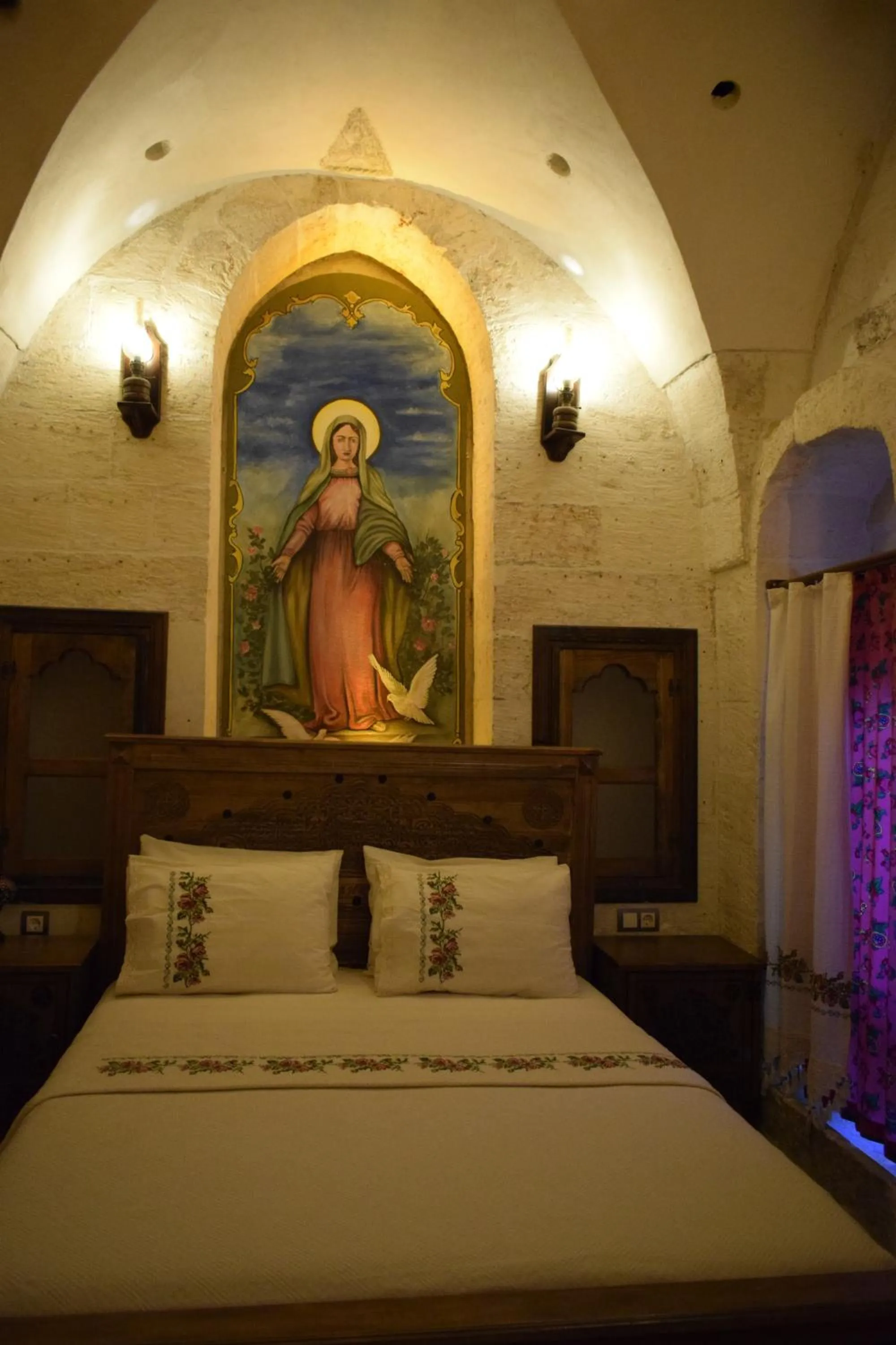 Bed in nahrin hote & art