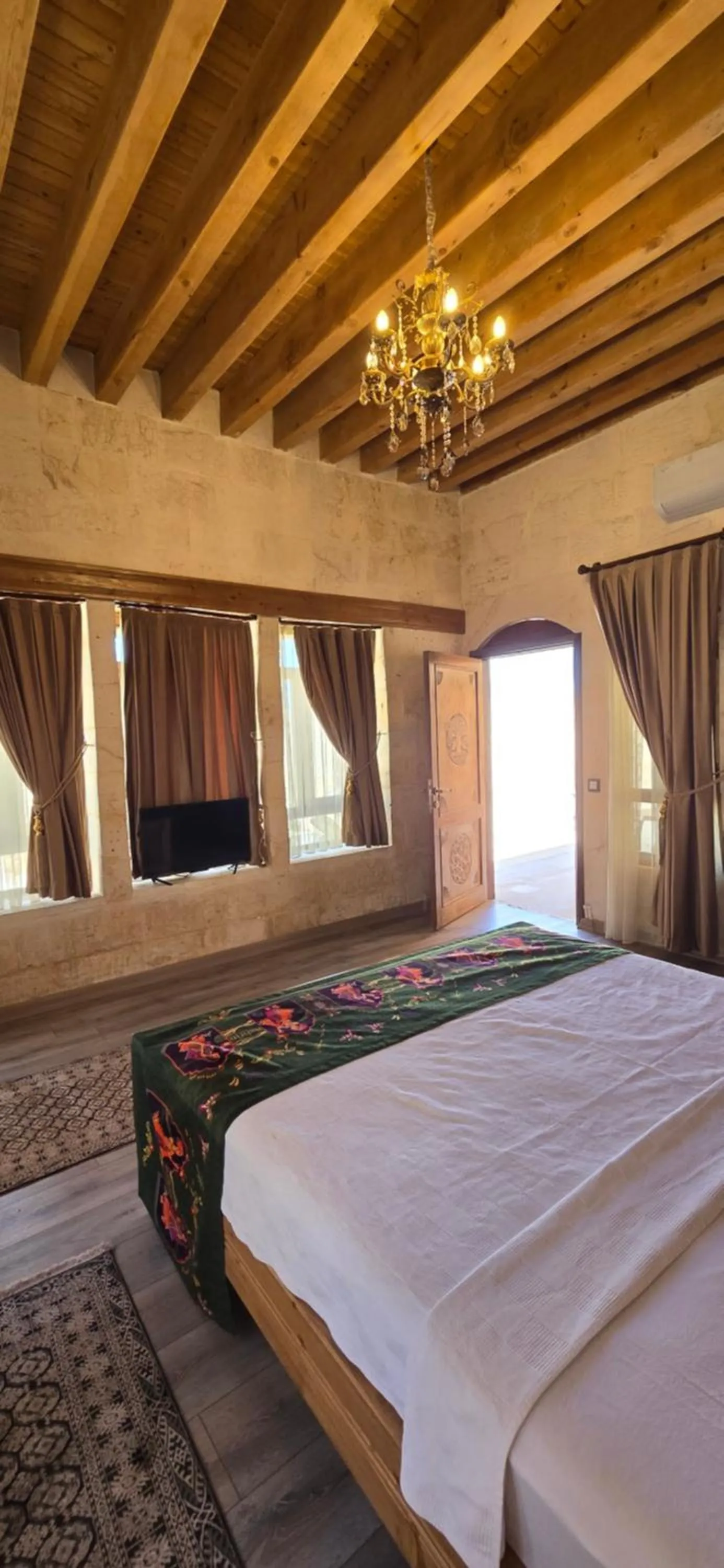 Bed in nahrin hote & art