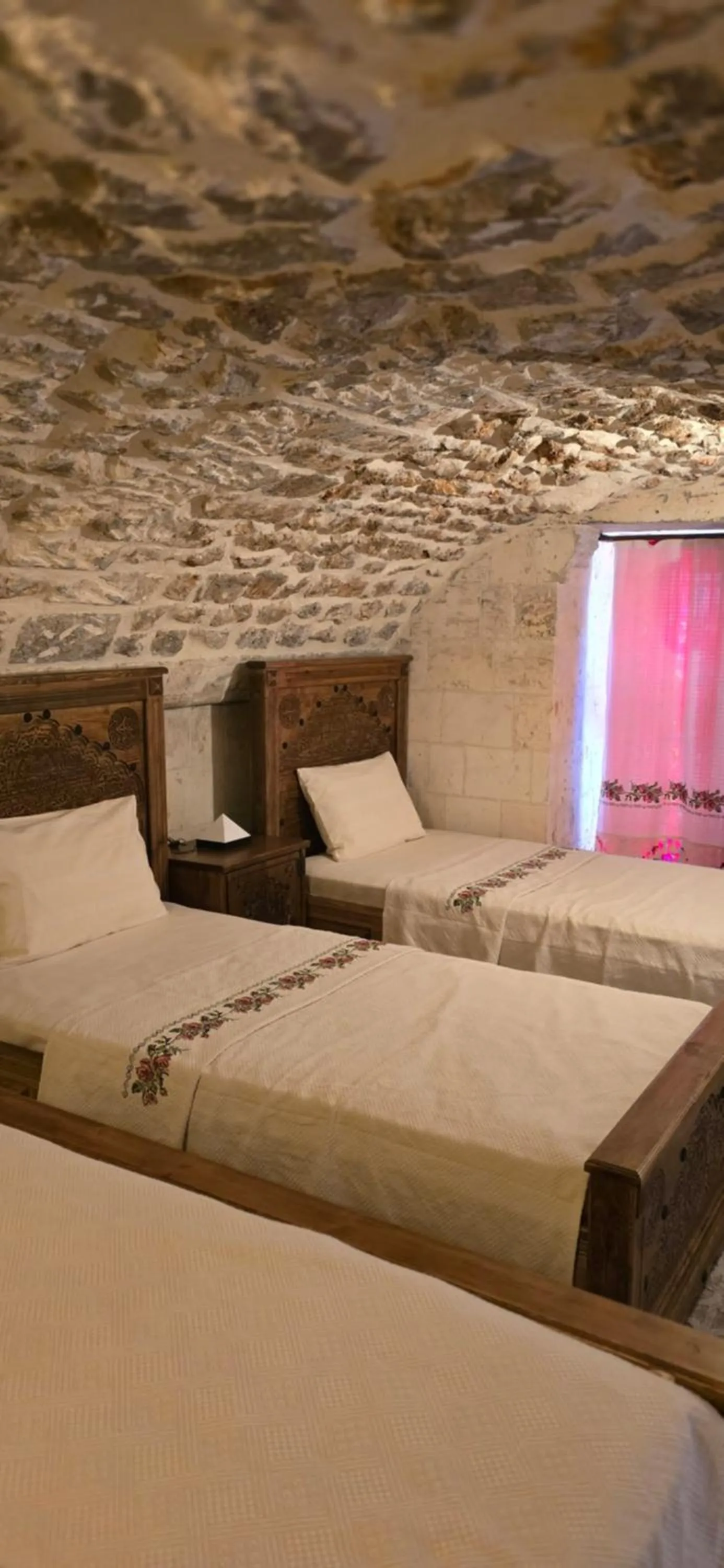 Bed in nahrin hote & art