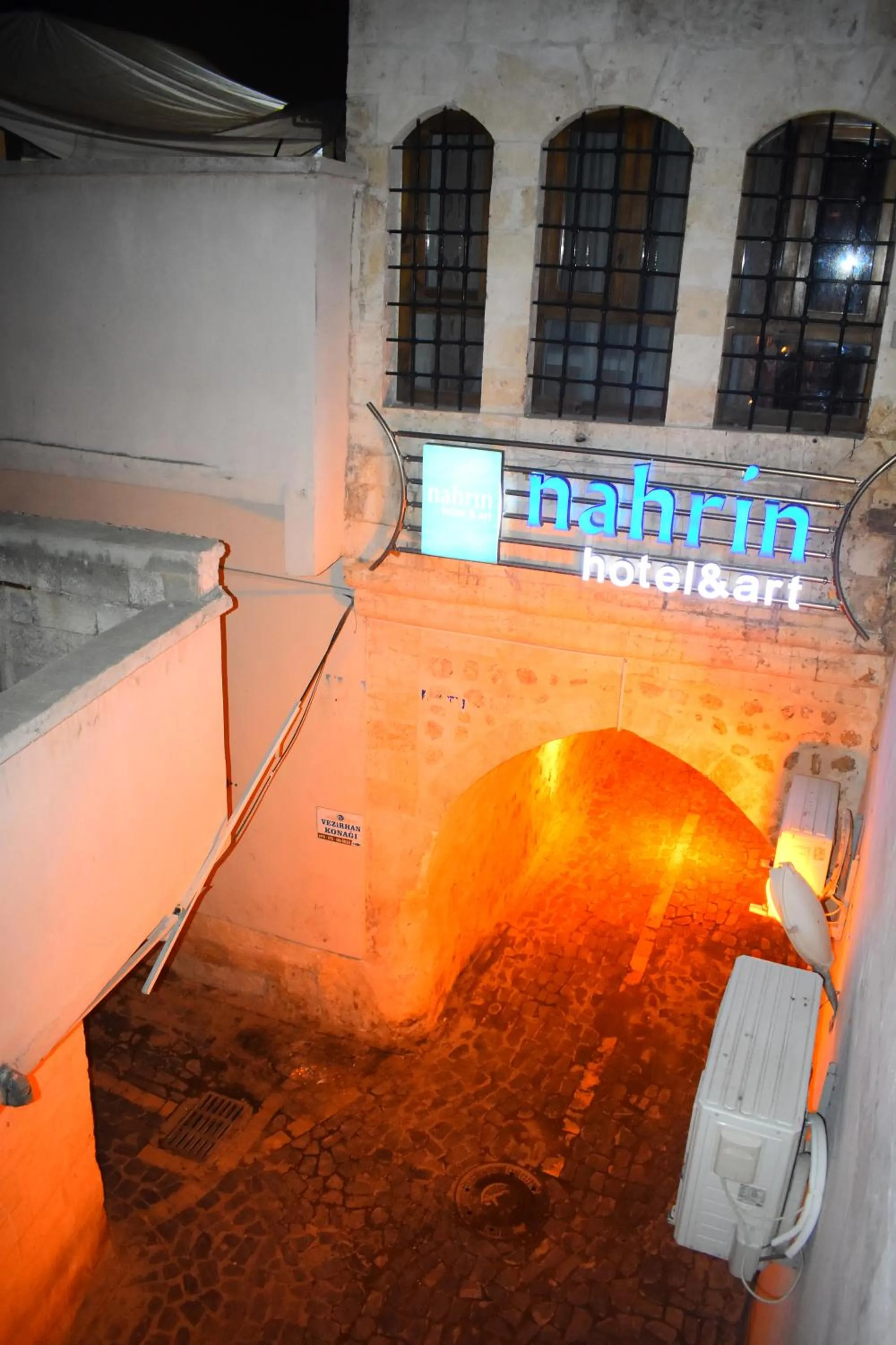 nahrin hote & art