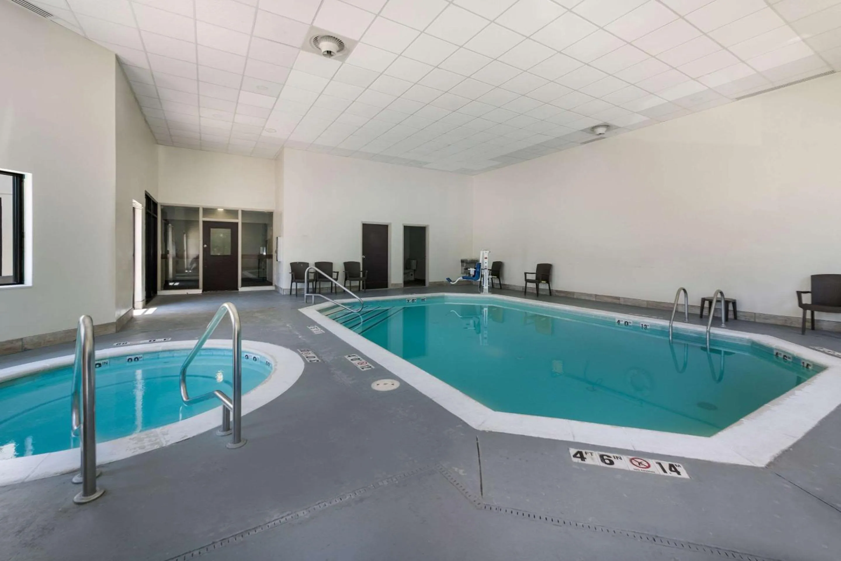 Swimming pool in Sleep Inn & Suites Chesapeake - Portsmouth
