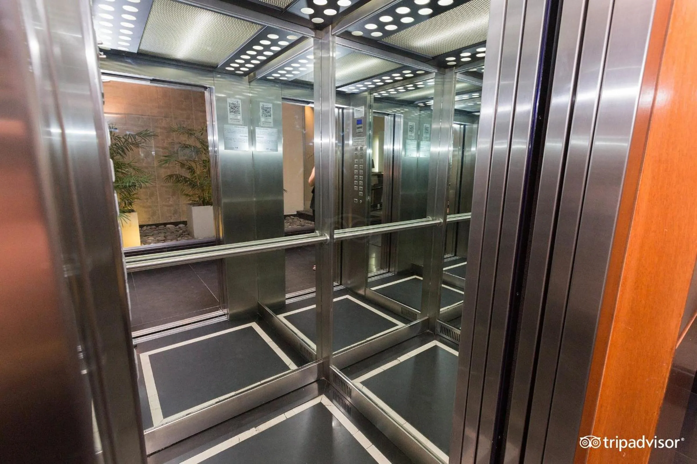 elevator in Ayres Apartments Recoleta - Uriburu 1756