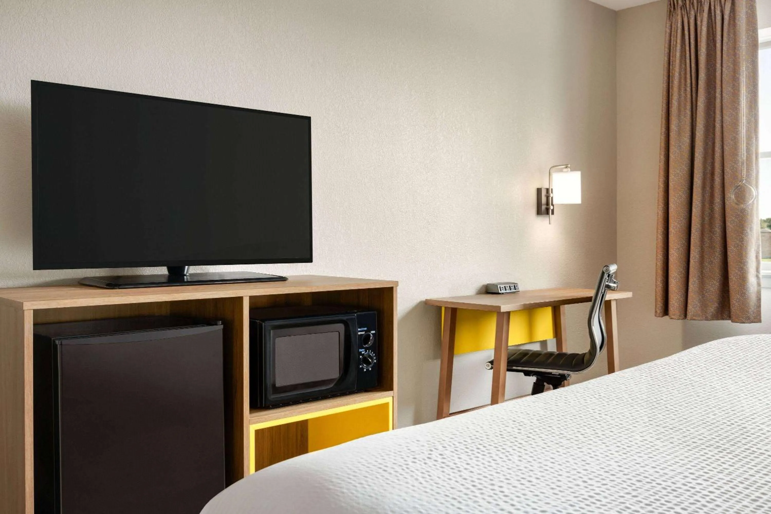 Photo of the whole room, Bed in Days Inn by Wyndham Hershey