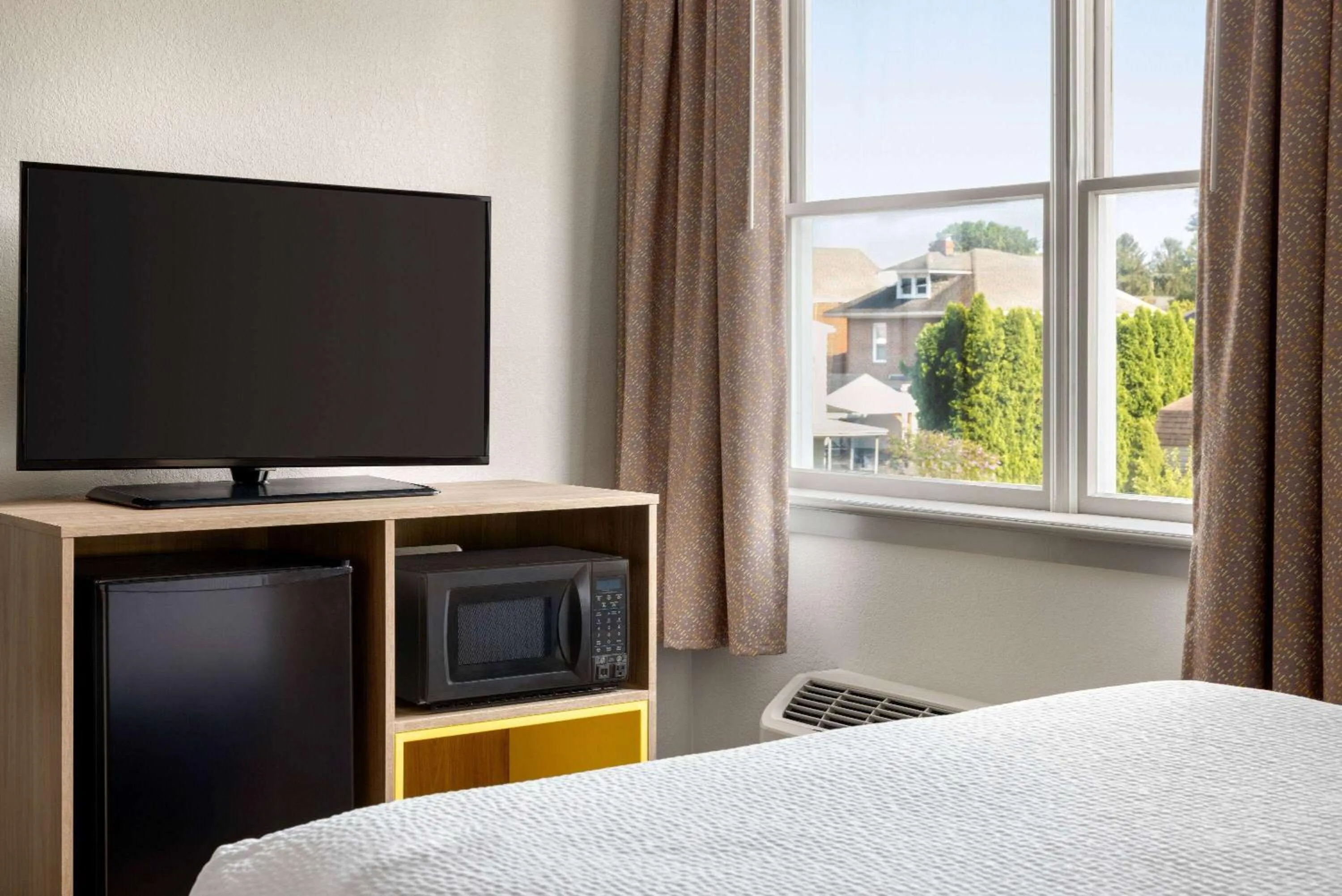 Photo of the whole room, Bed in Days Inn by Wyndham Hershey