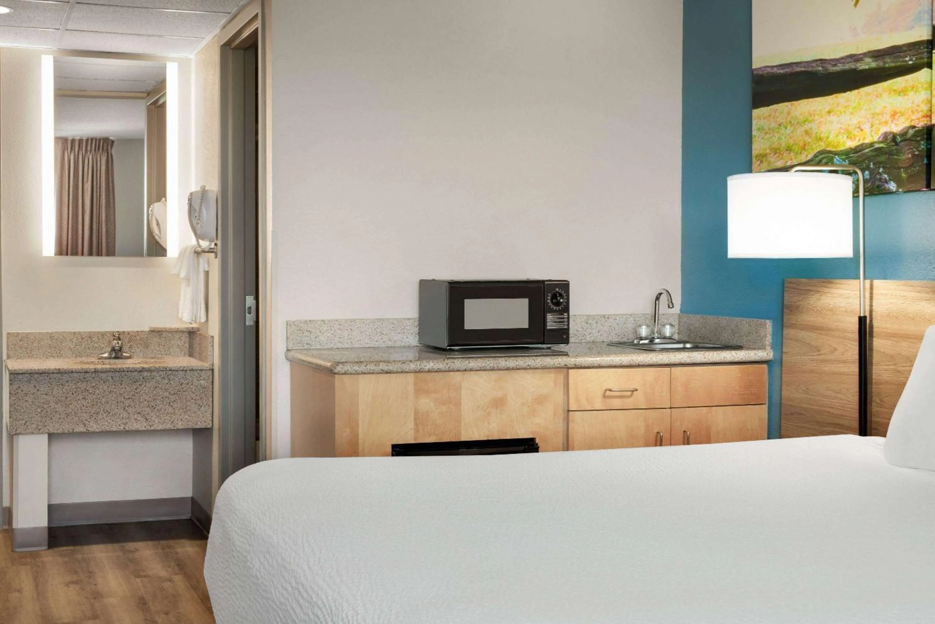 Photo of the whole room, Bed in Days Inn by Wyndham Hershey