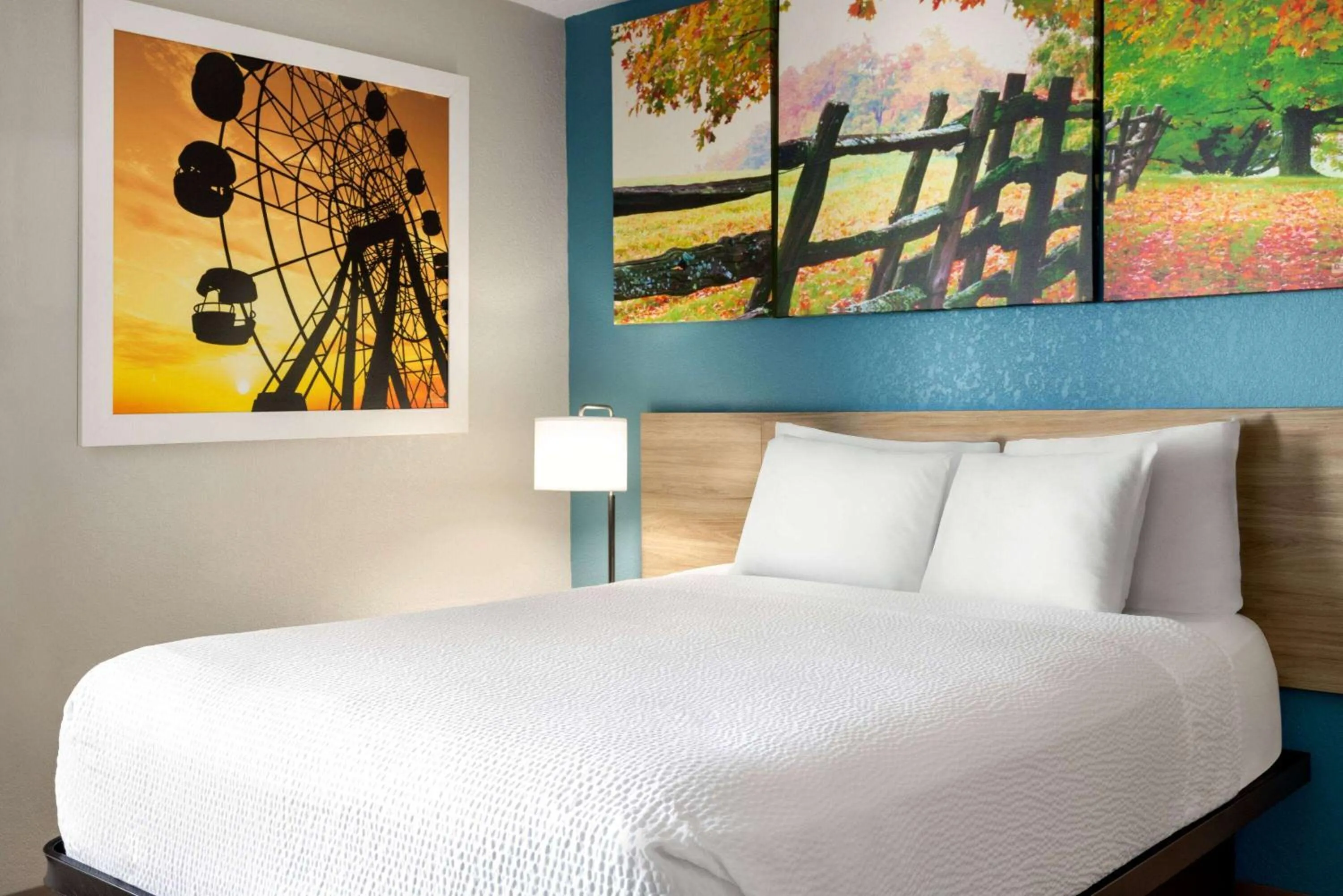 Photo of the whole room, Bed in Days Inn by Wyndham Hershey