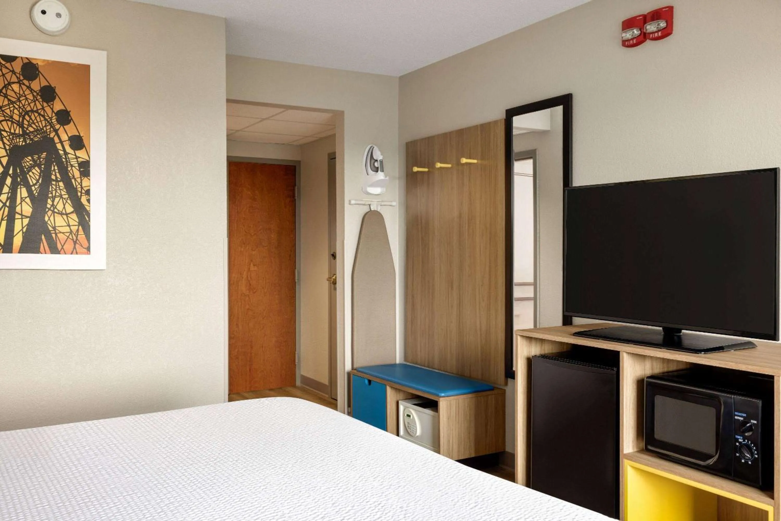 Photo of the whole room, Bed in Days Inn by Wyndham Hershey