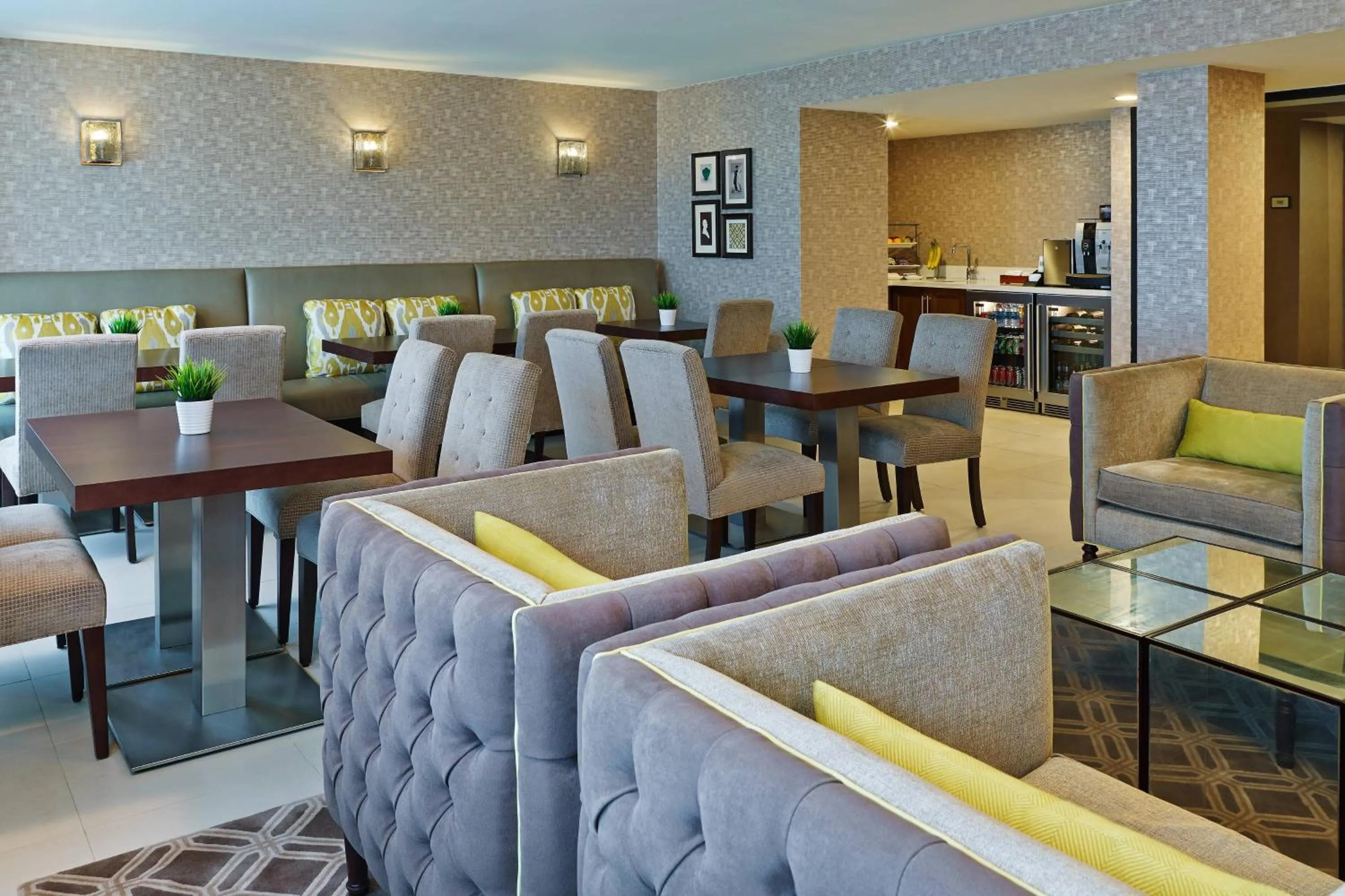 Lounge or bar in Sheraton Detroit Novi