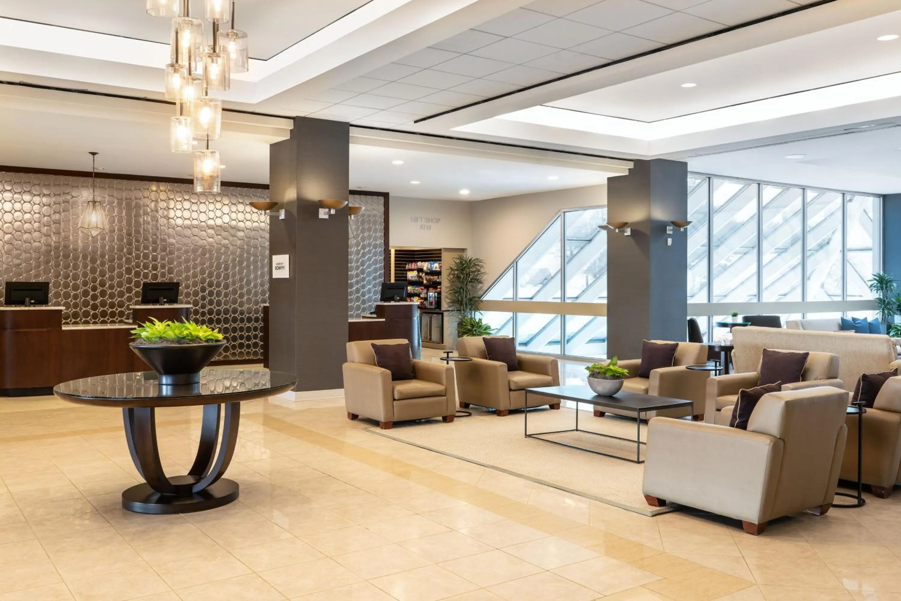 Lobby or reception in Sheraton Detroit Novi