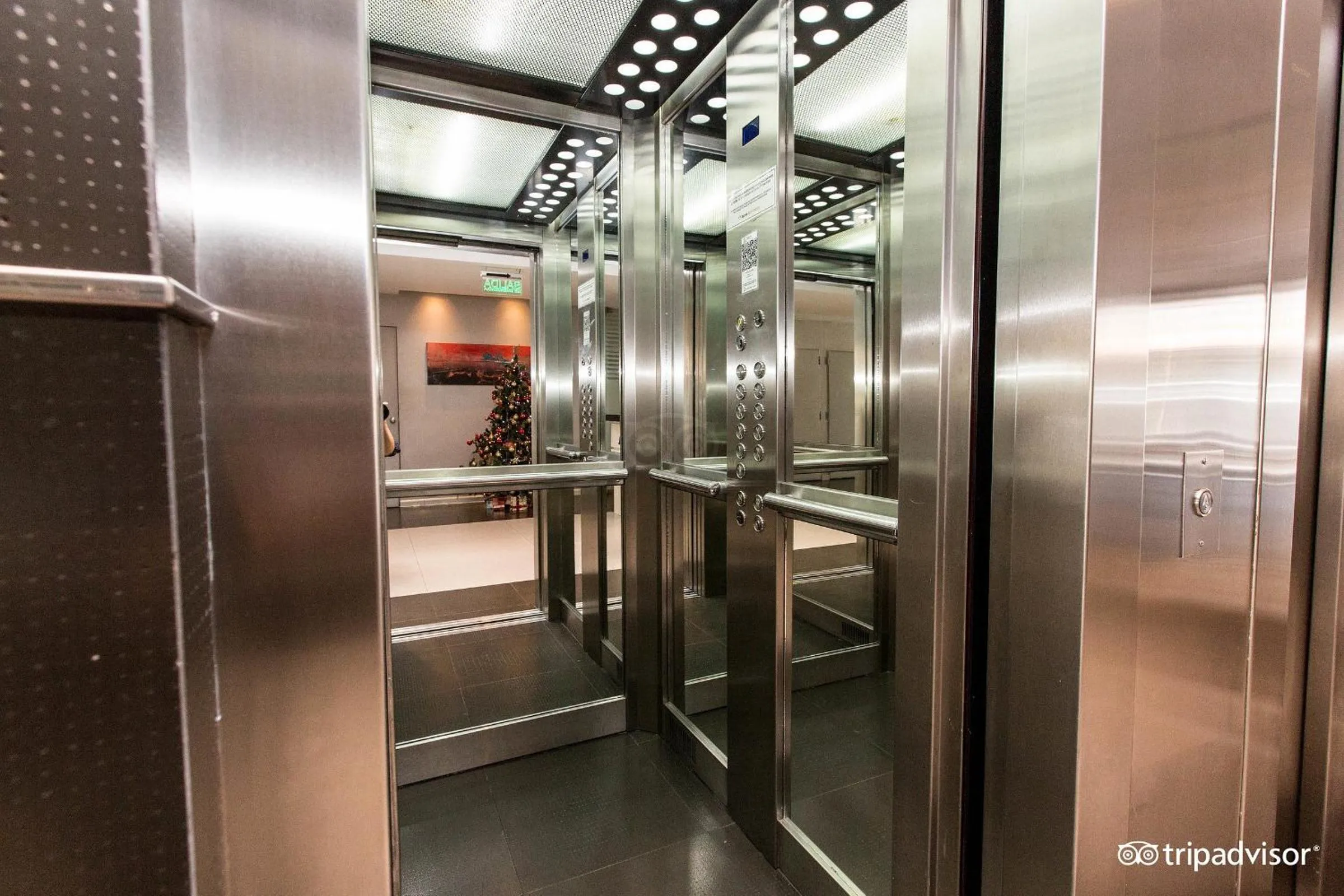 elevator in Ayres Apartments Recoleta - Guido 1980