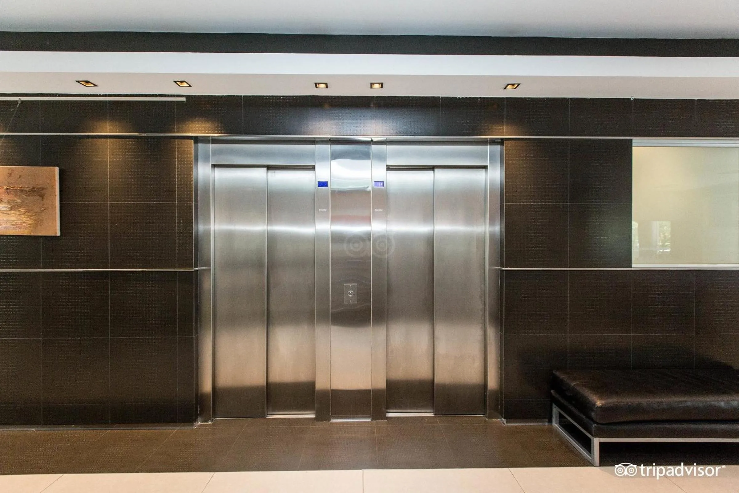 elevator in Ayres Apartments Recoleta - Guido 1980