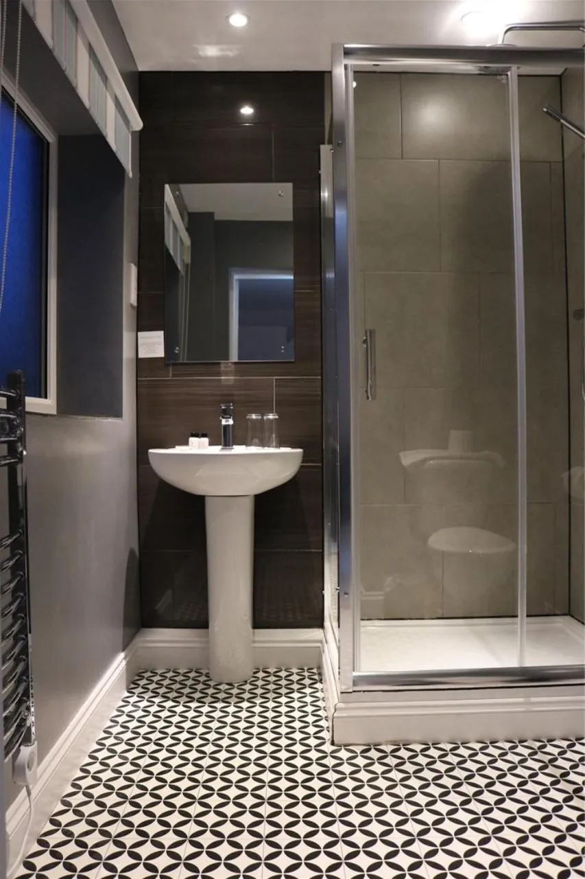 Shower in The Inn on the Moor Hotel