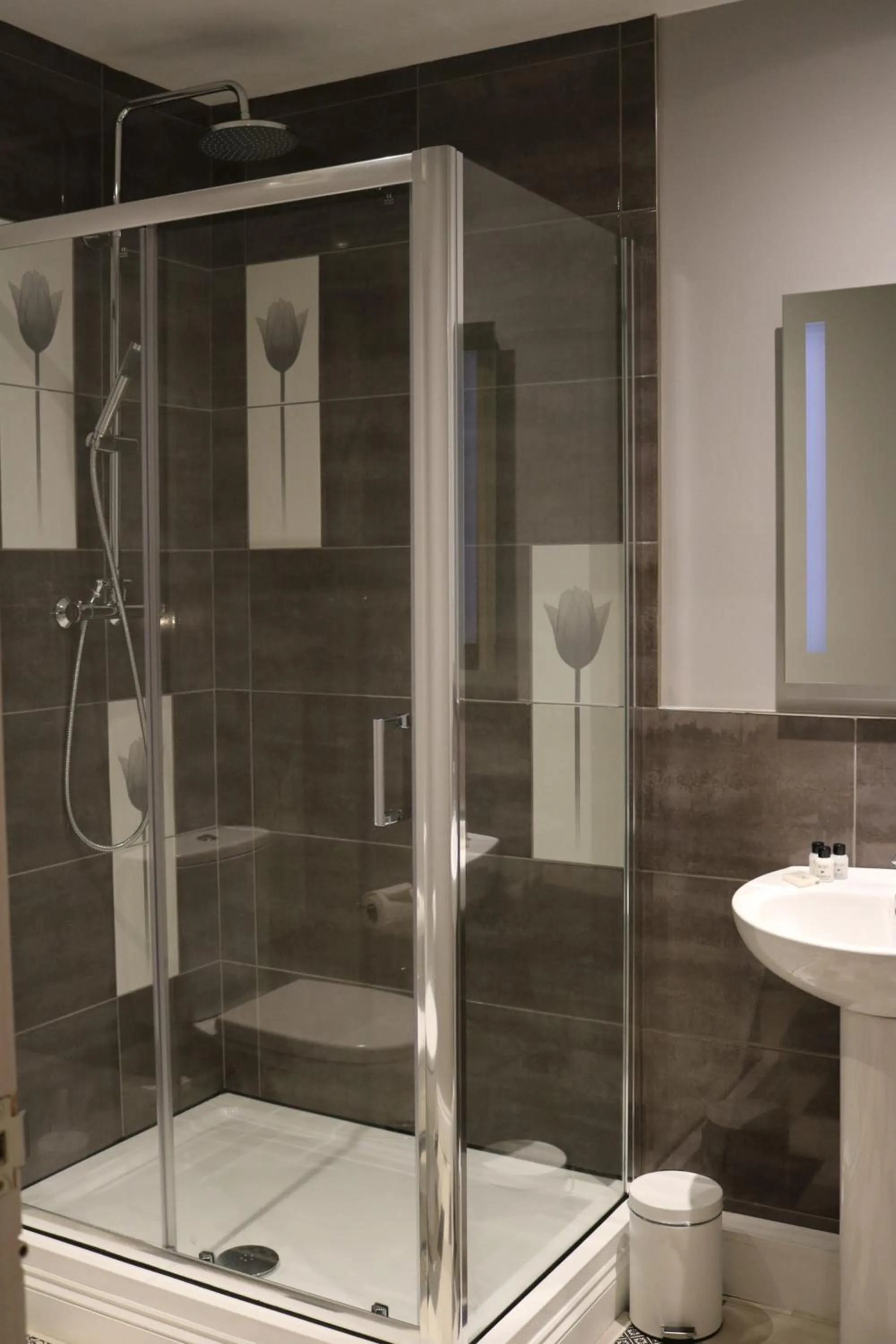 Shower in The Inn on the Moor Hotel