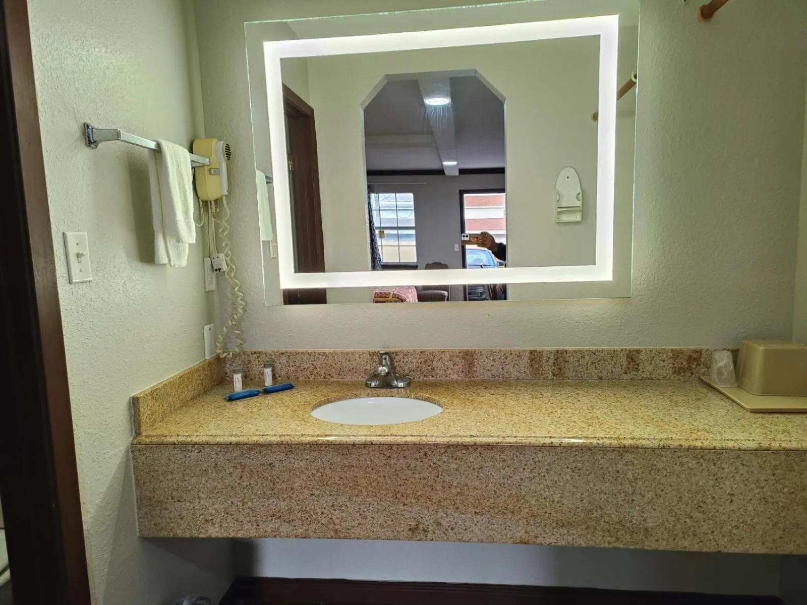 Bathroom in American Inn & Suites By Capital O Victoria US-59