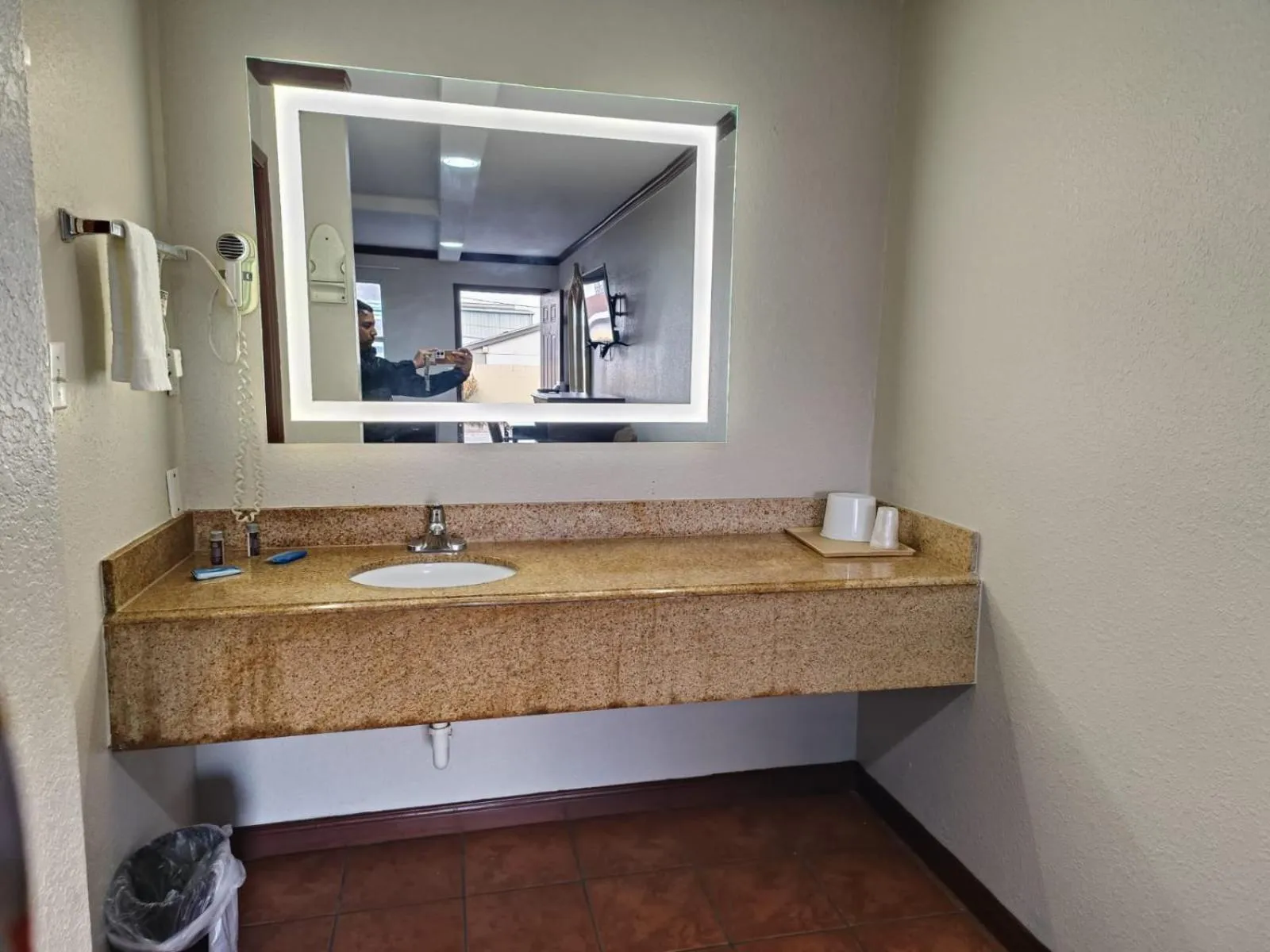 Bathroom in American Inn & Suites By Capital O Victoria US-59