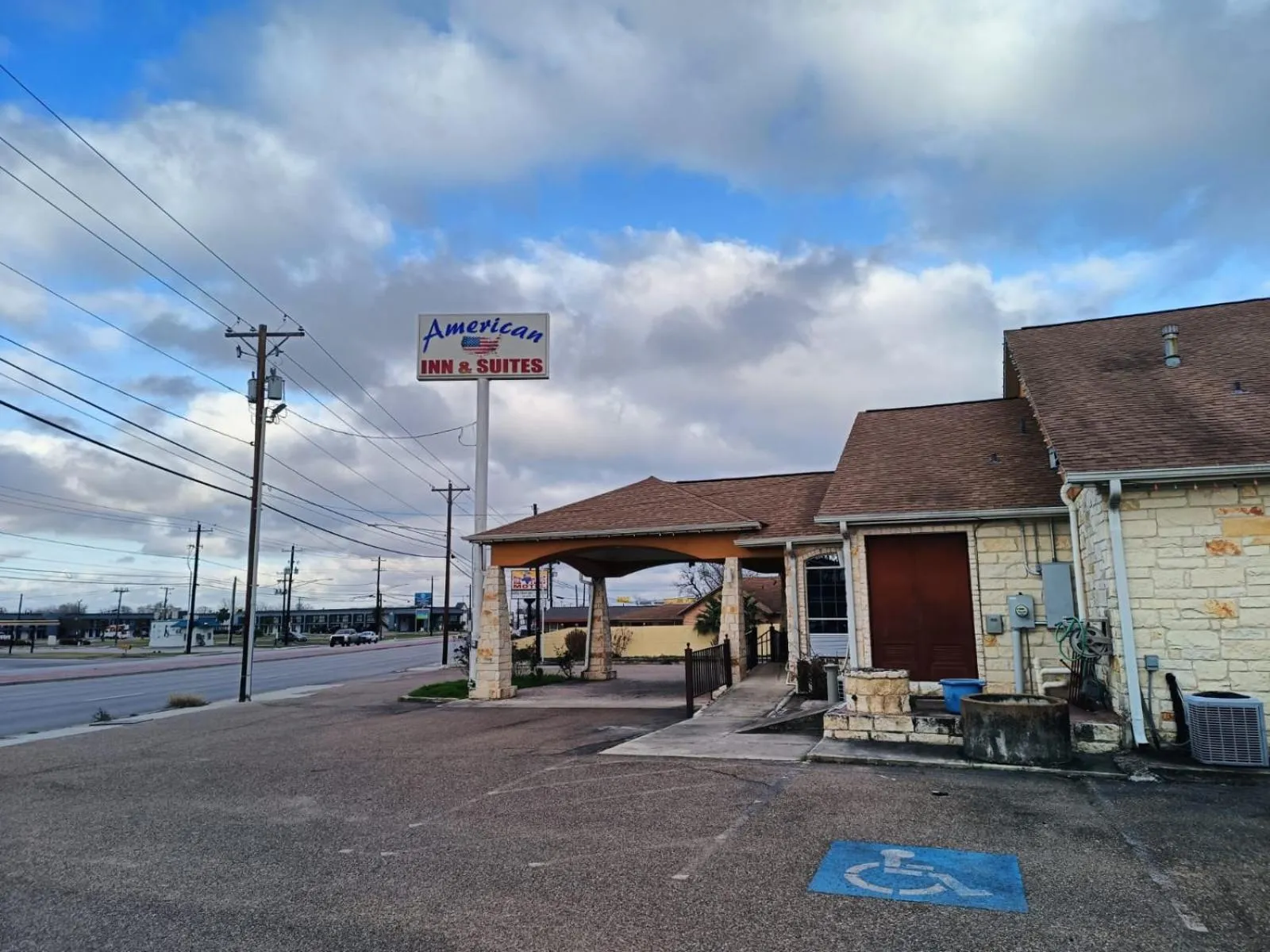 Property building in American Inn & Suites By Capital O Victoria US-59