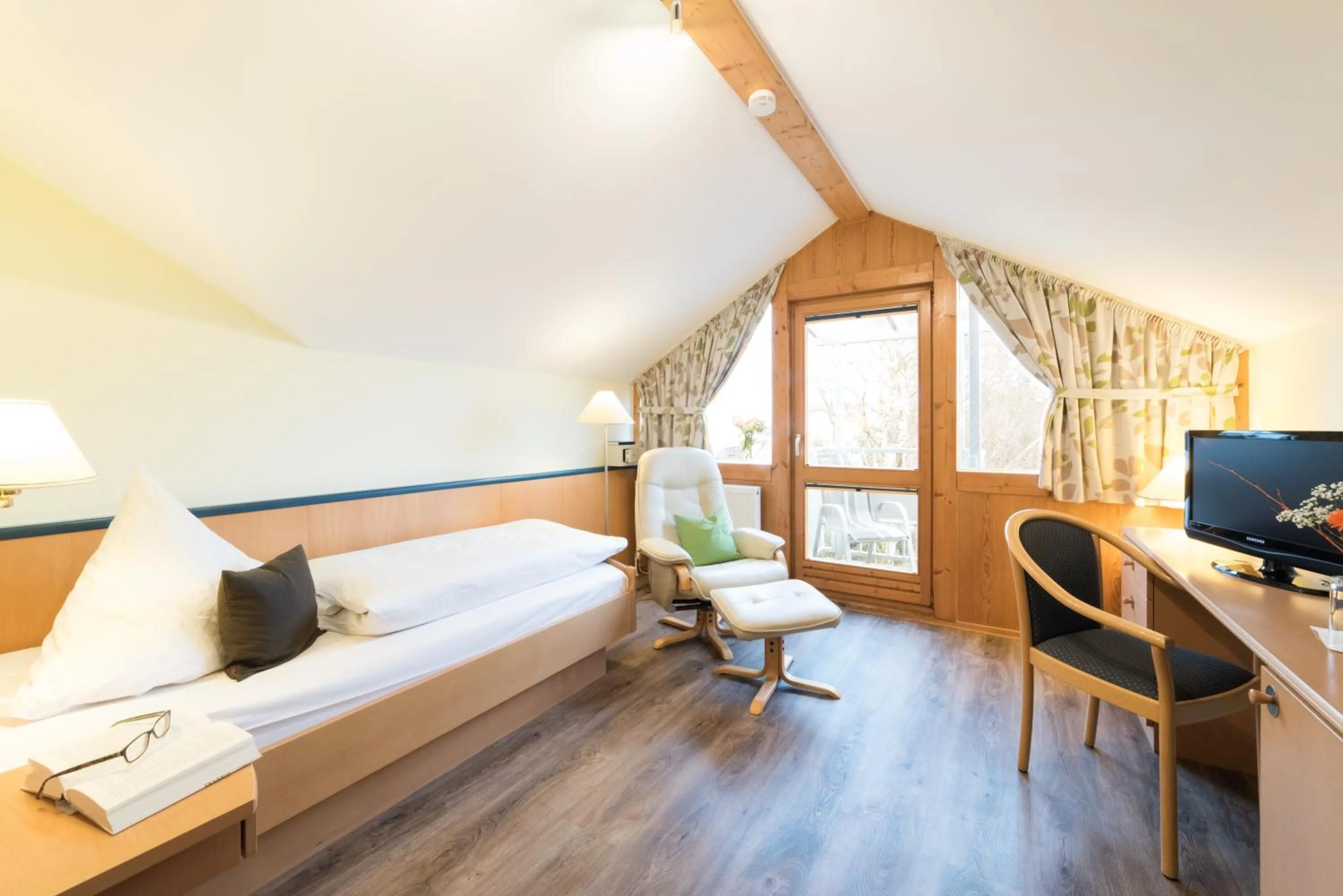 Photo of the whole room, Bed in Hotel Garni Vier Jahreszeiten