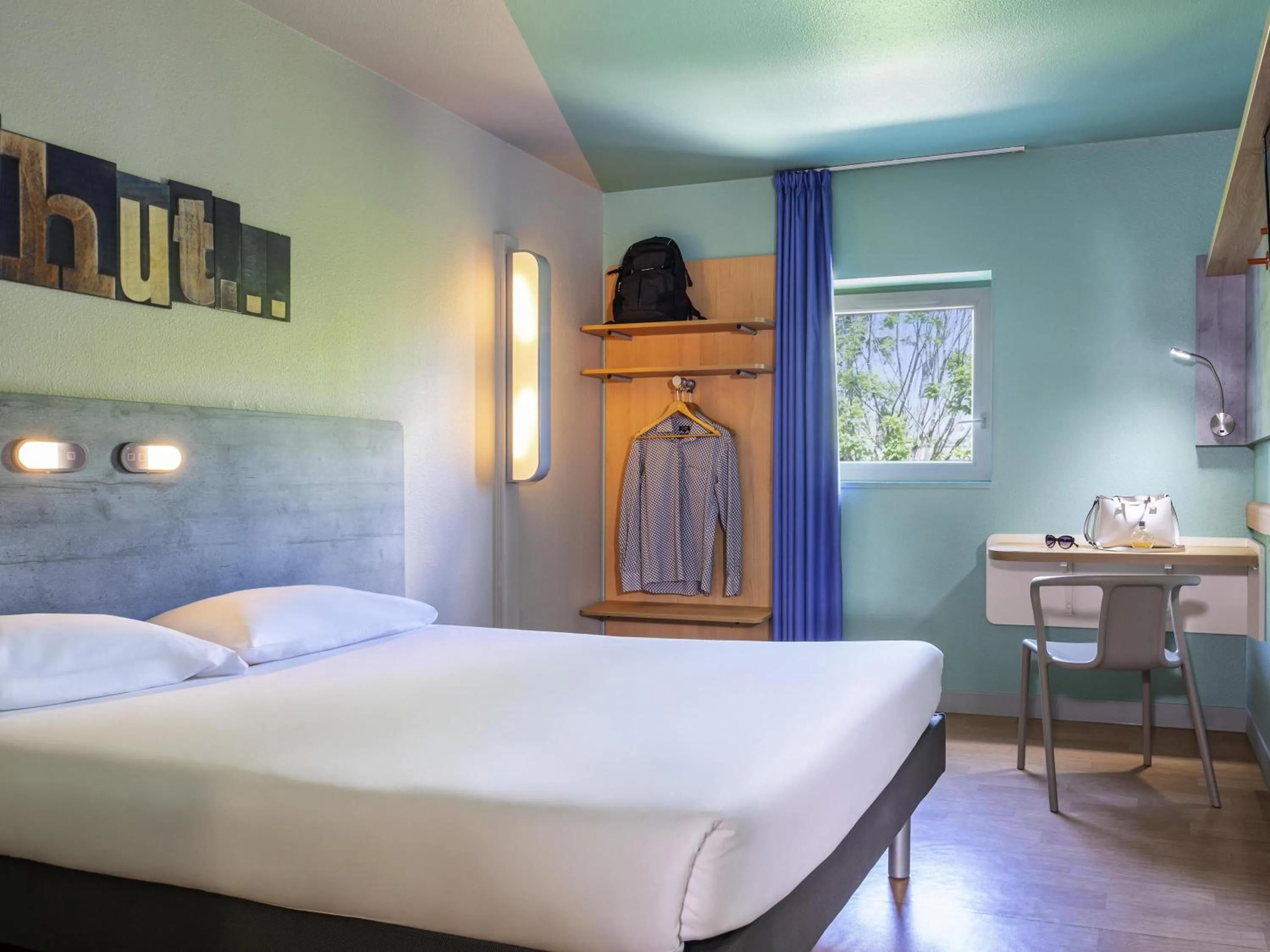 Bedroom, Bed in ibis budget Grigny Centre