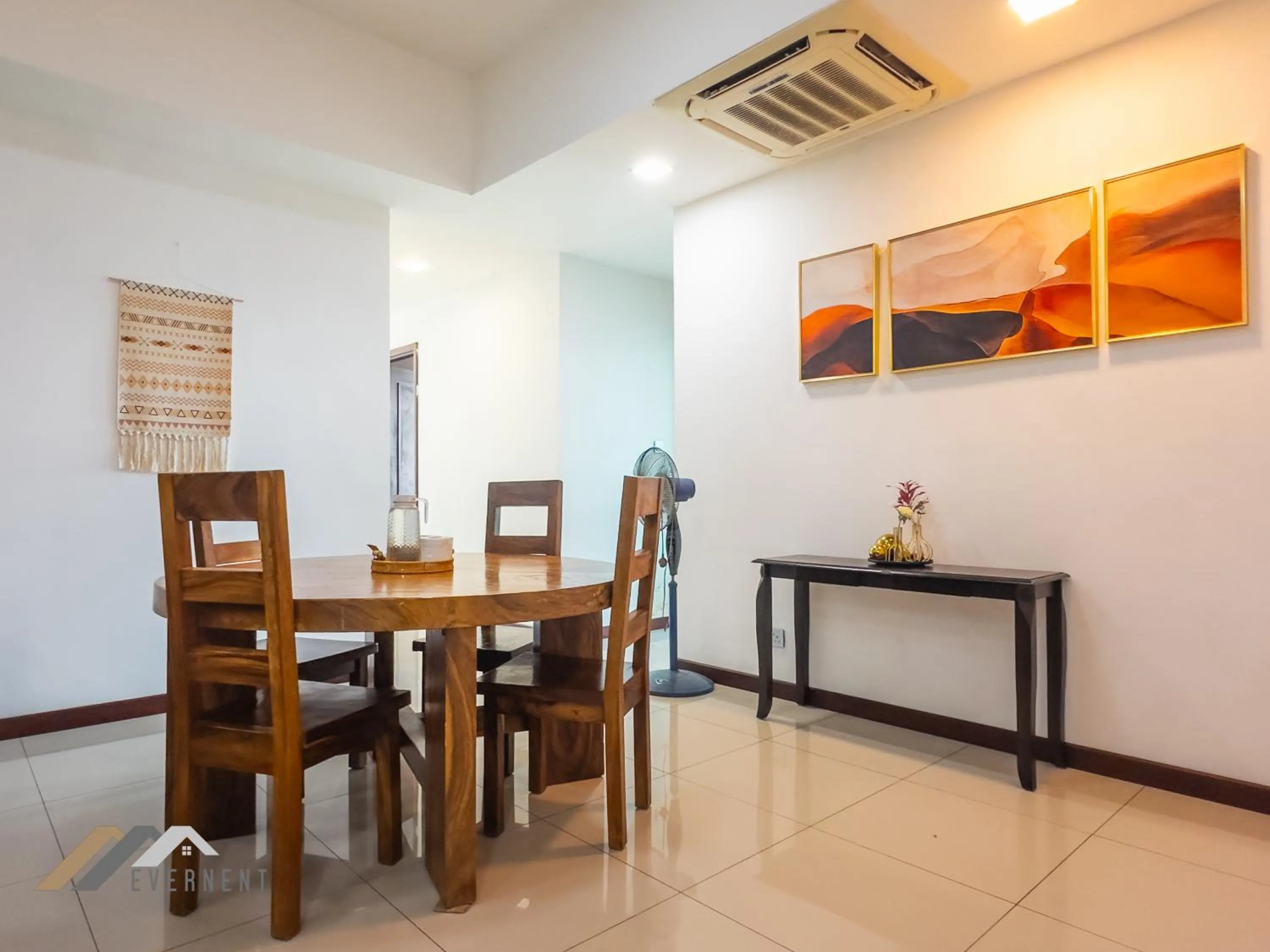 Dining area in Bay Resort by Evernent