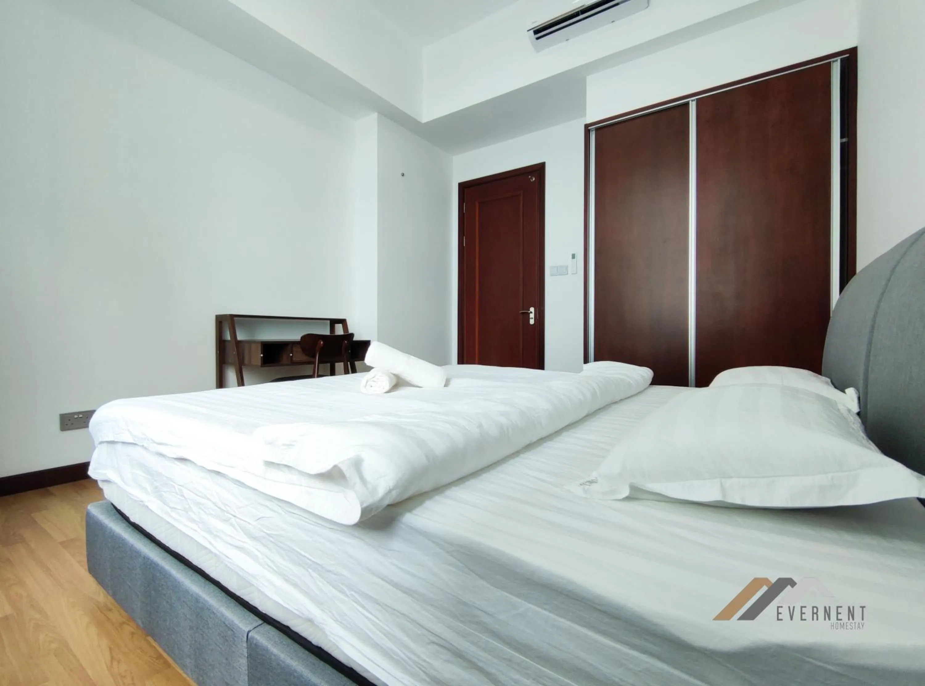 Bed in Bay Resort by Evernent