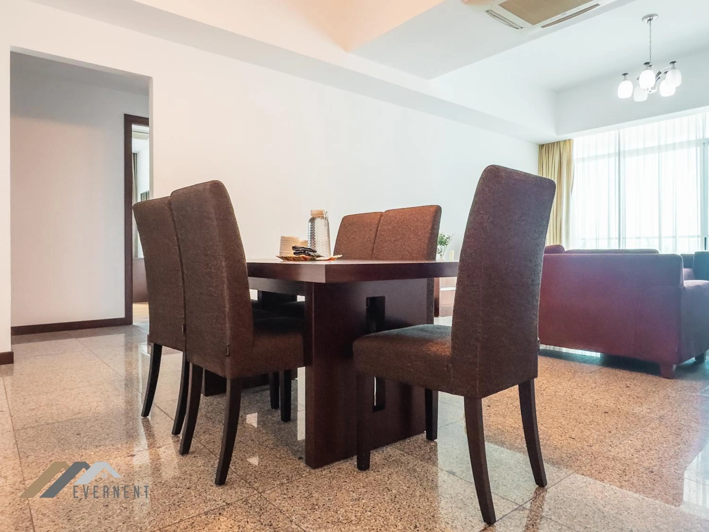 Dining area in Bay Resort by Evernent