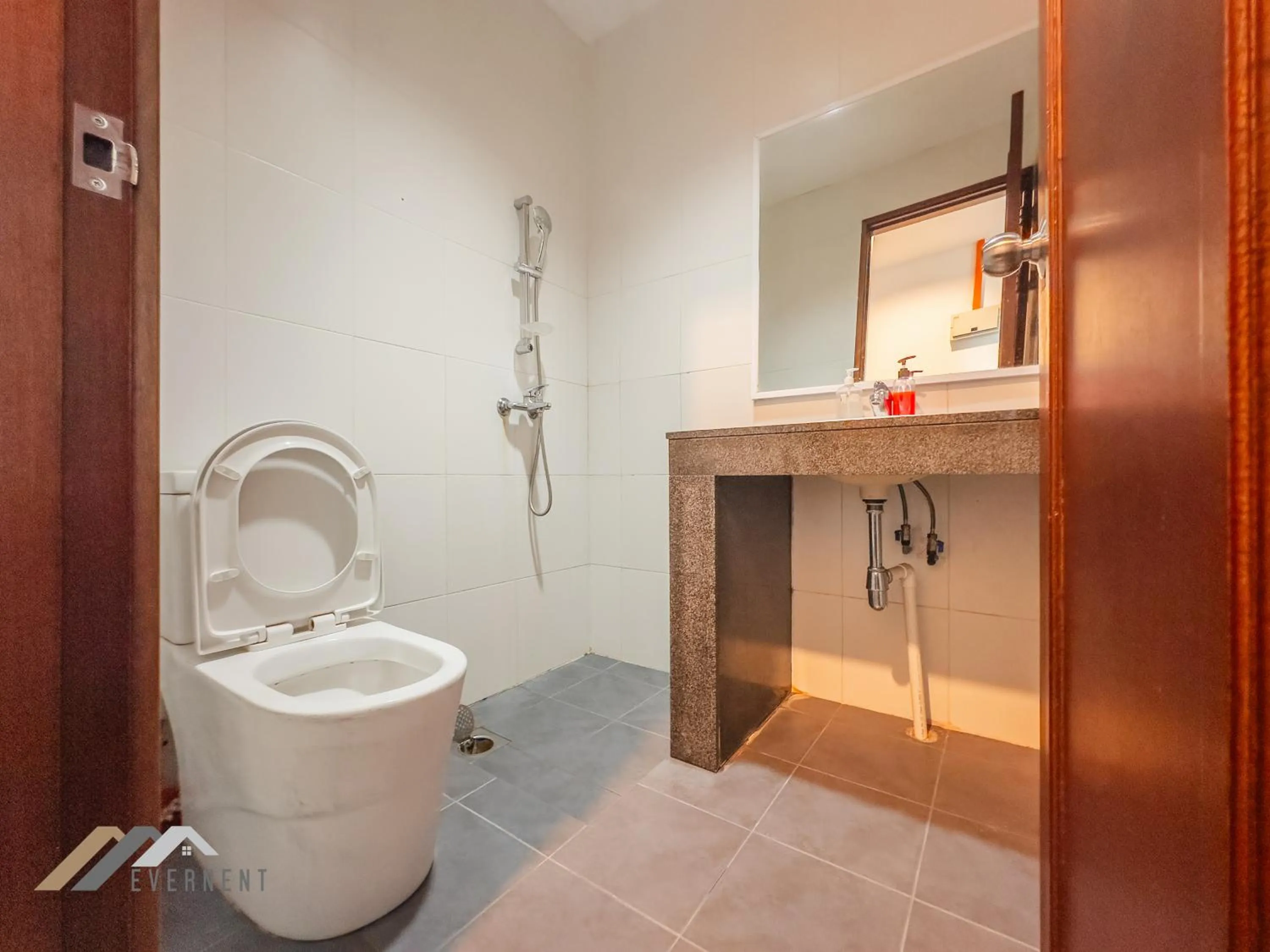 Shower in Bay Resort by Evernent