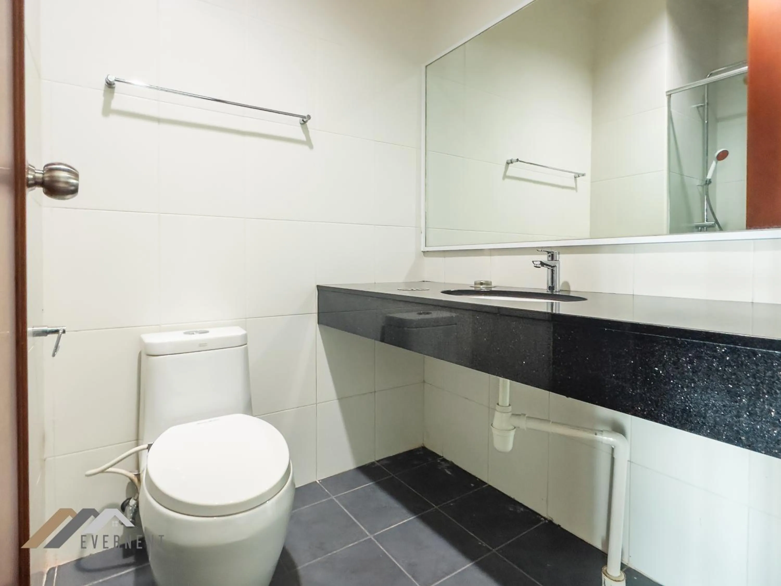 Bathroom in Bay Resort by Evernent