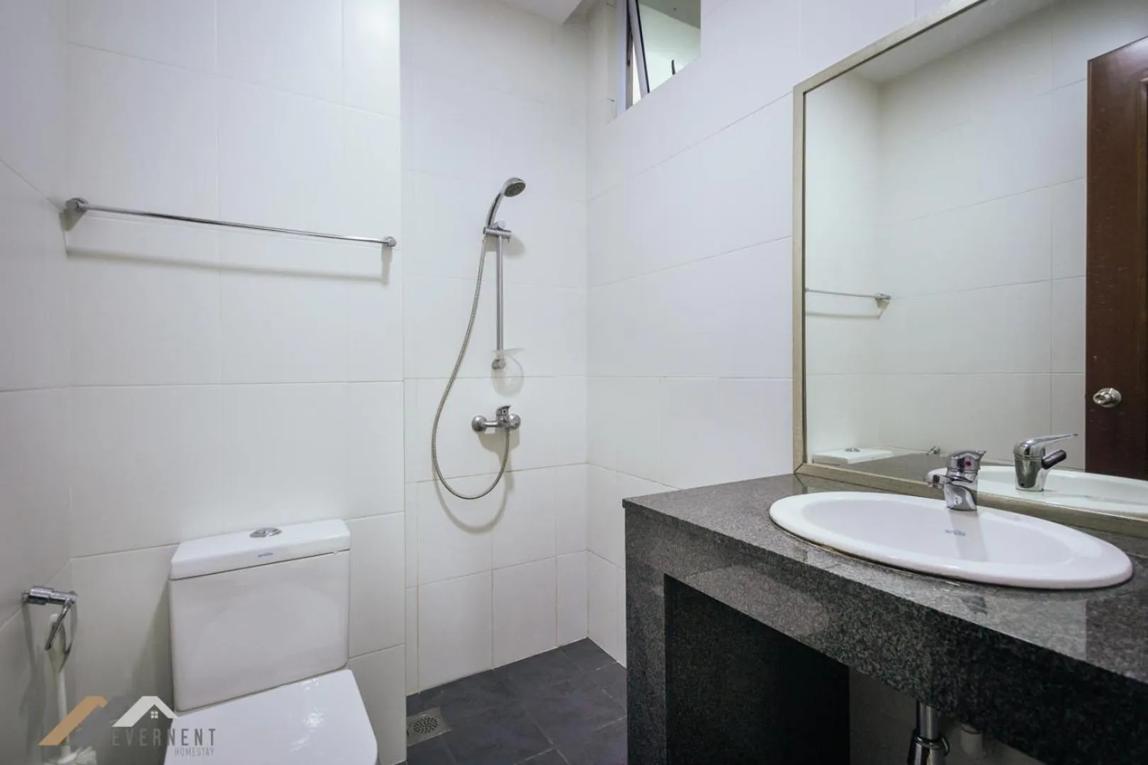 Shower in Bay Resort by Evernent