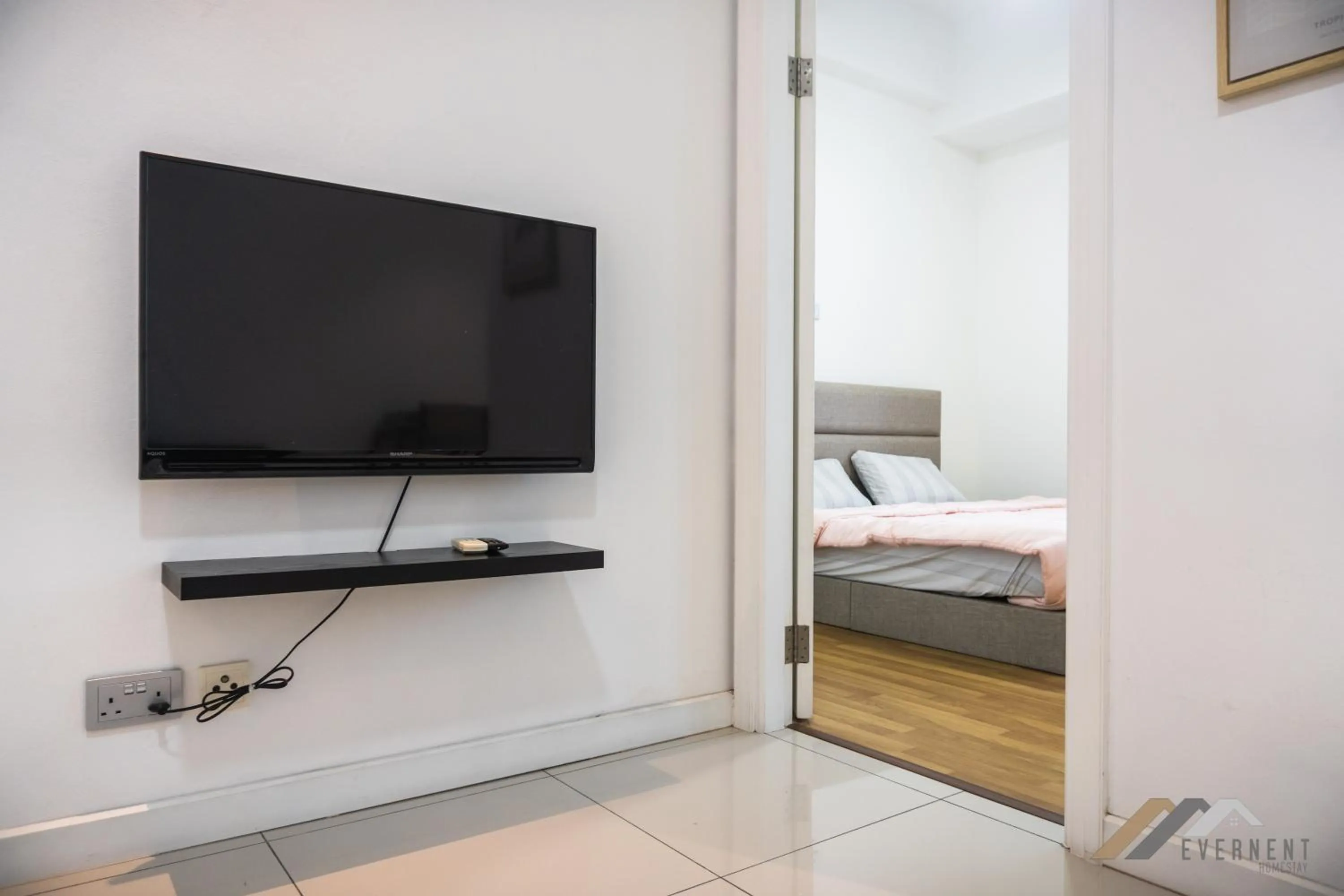 TV and multimedia, Bed in Bay Resort by Evernent