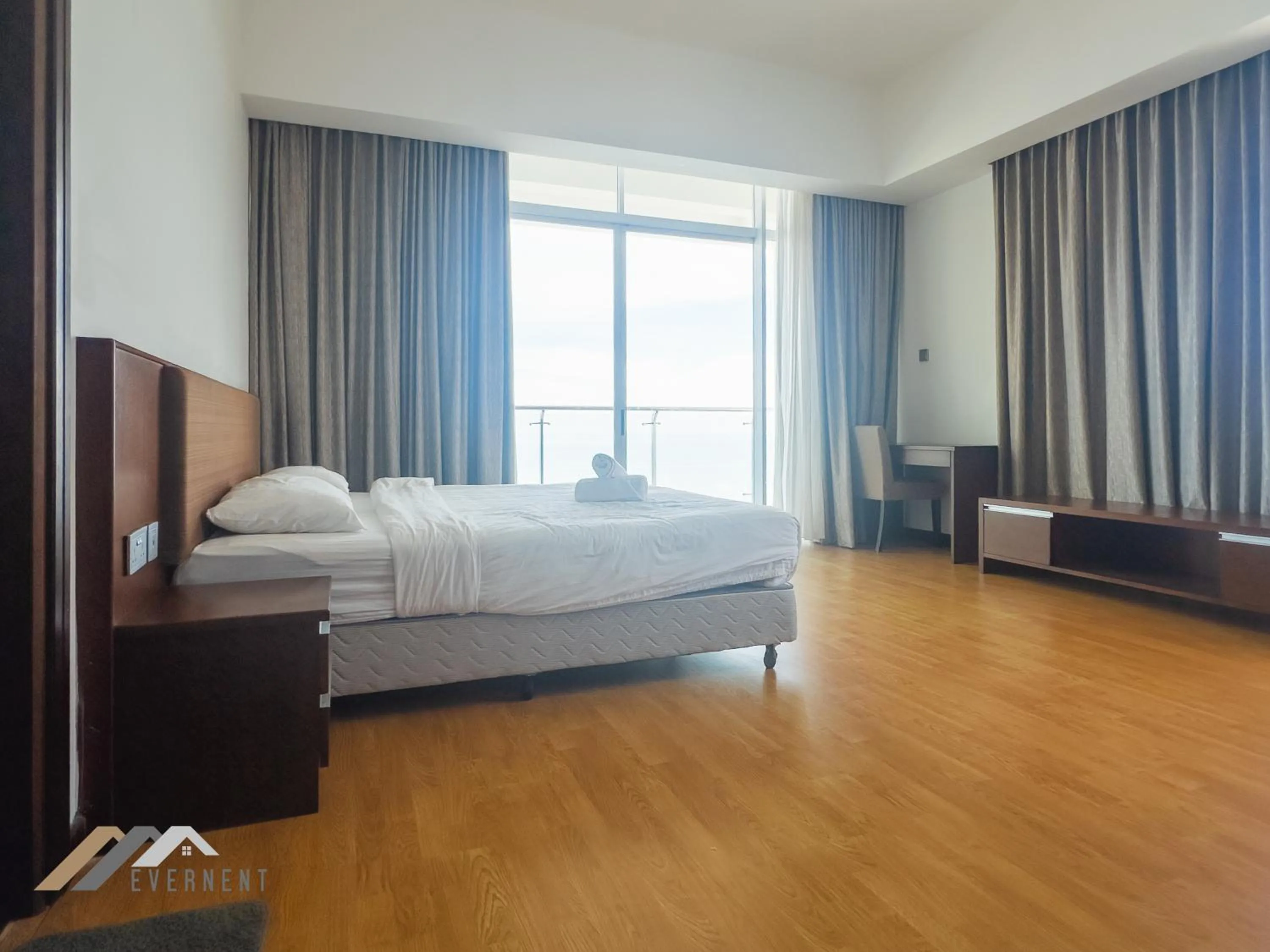 Bedroom, Bed in Bay Resort by Evernent