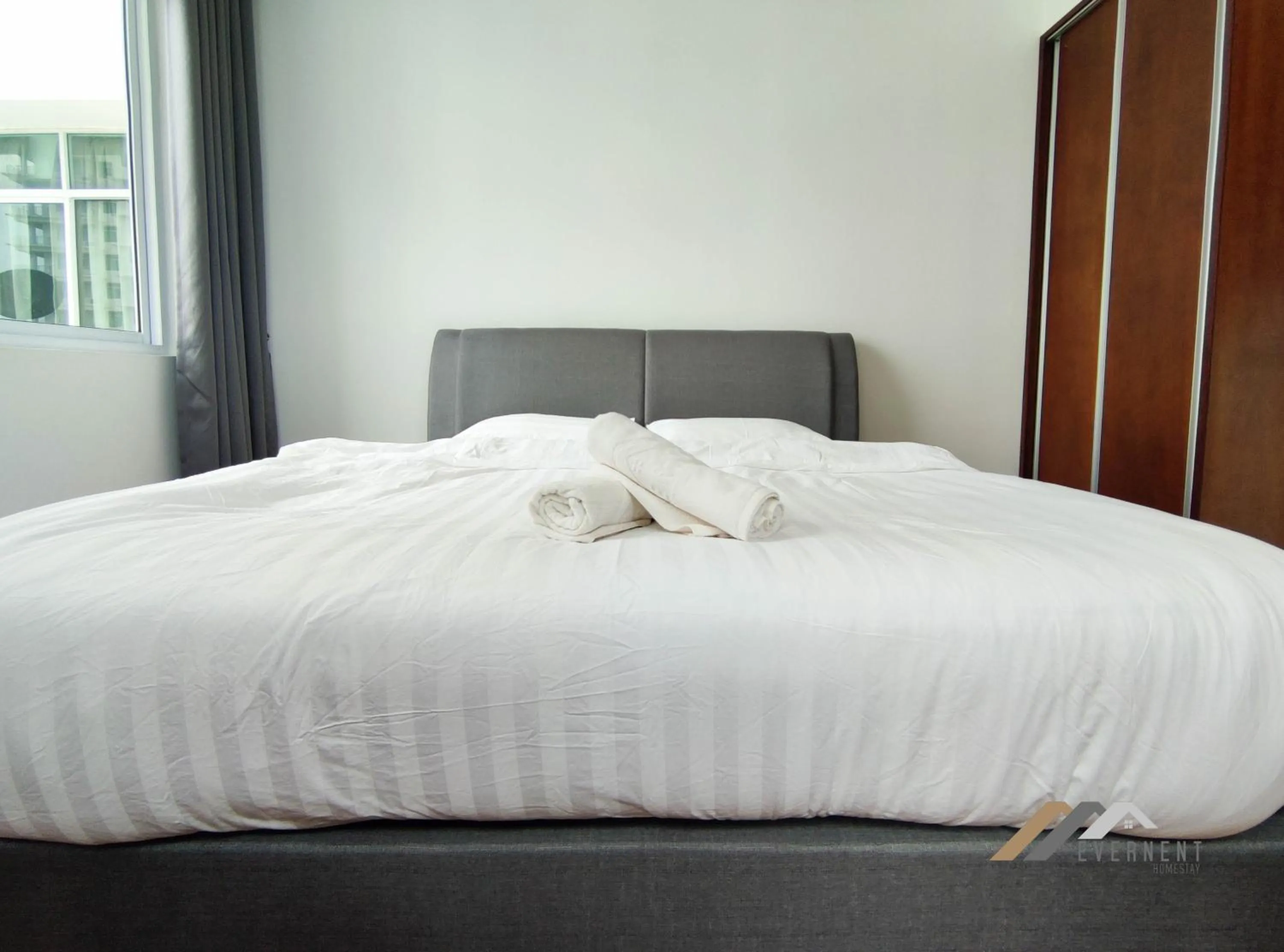 Bed in Bay Resort by Evernent